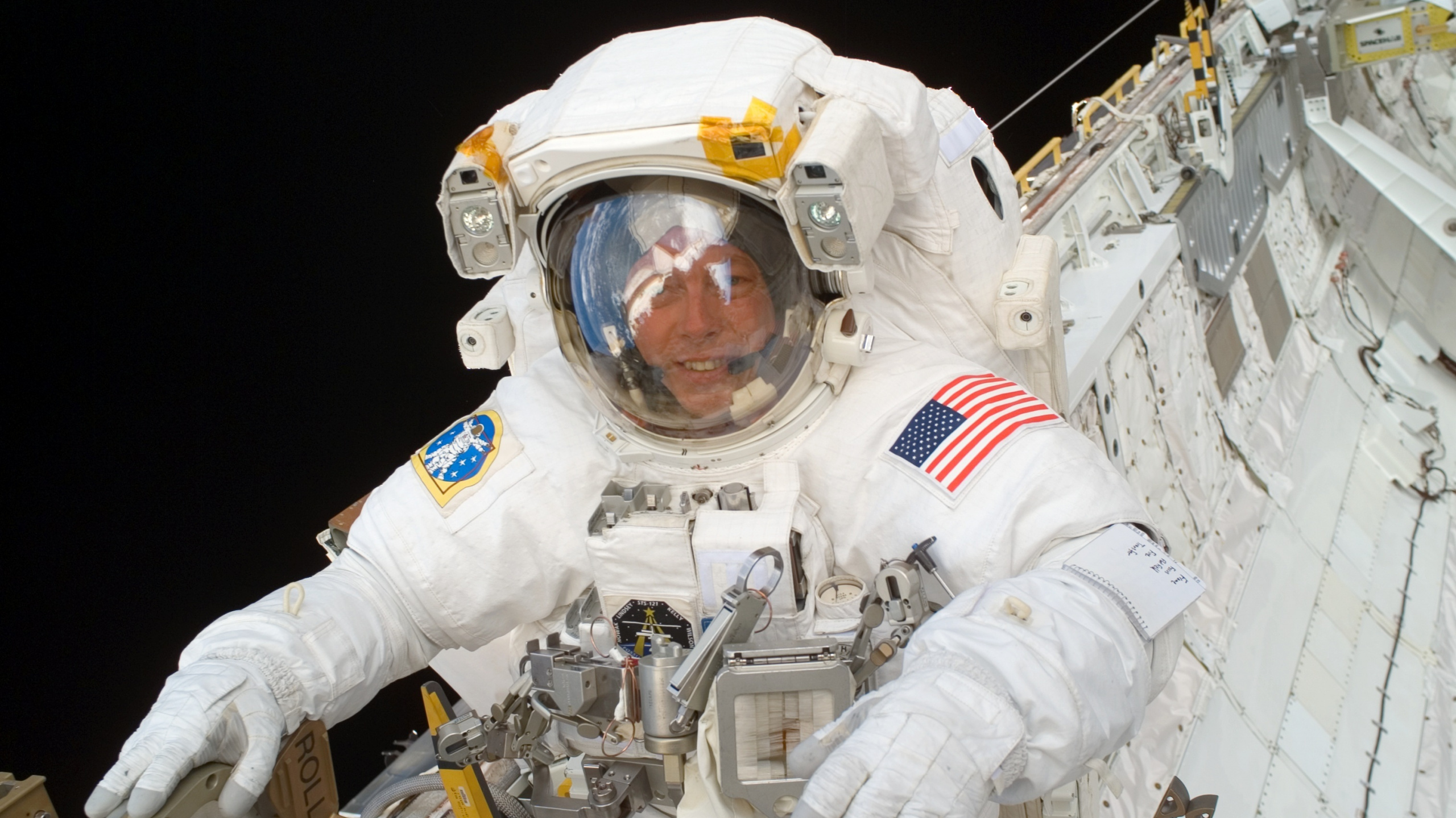 космонавт в космосе. космонавт nasa. астронавт высота. эндрю фойстел. человек на луне.