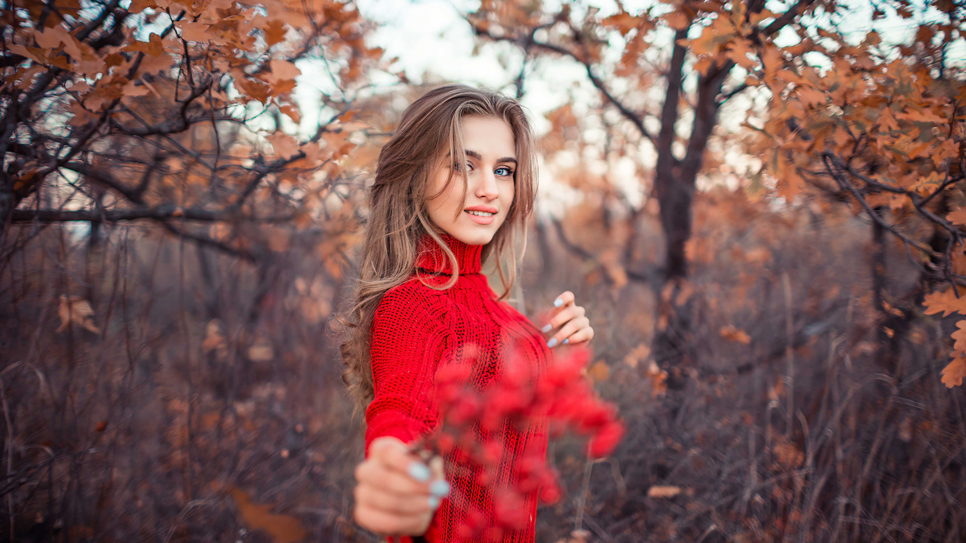 Девушка осенью в свитере