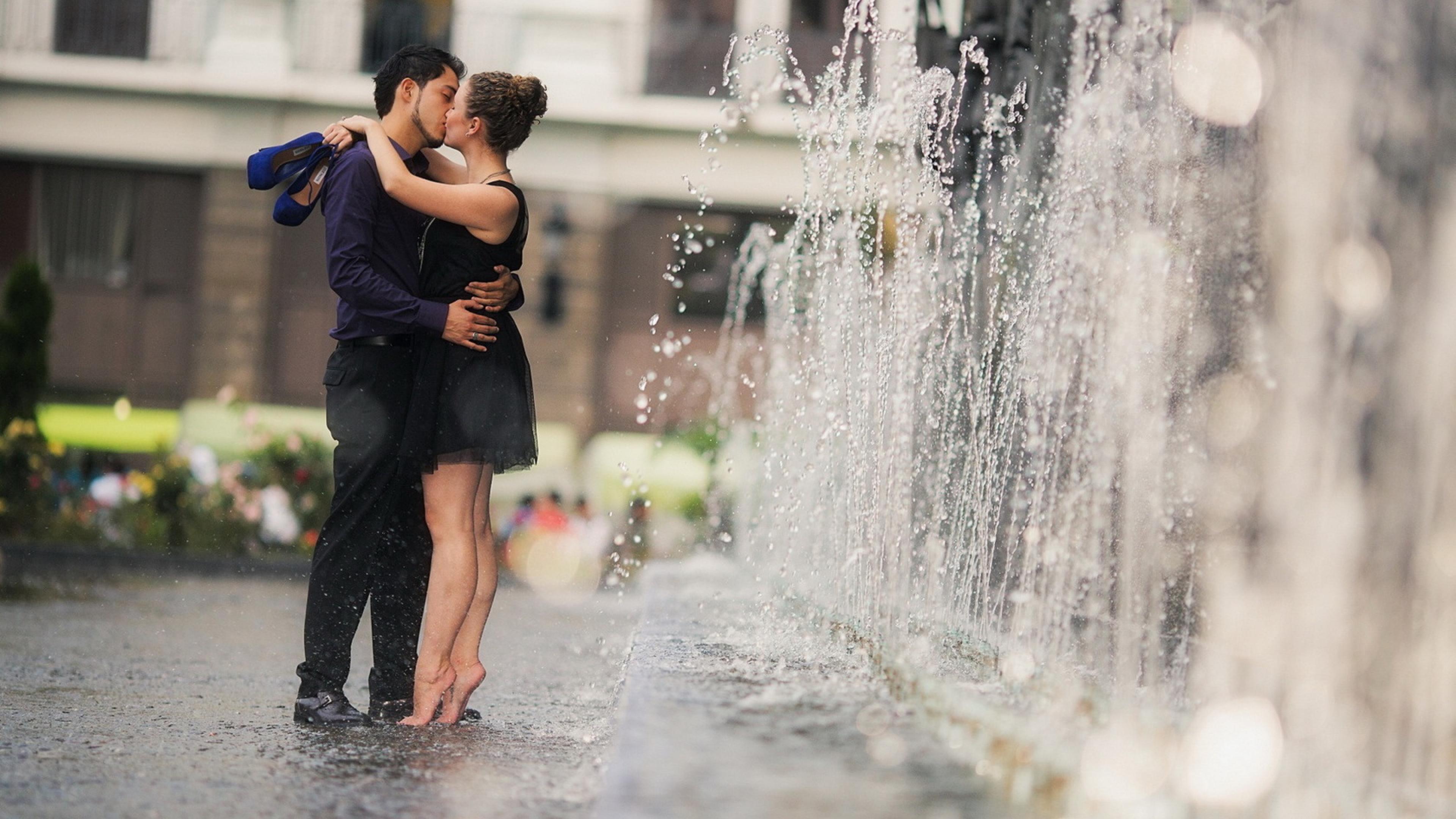 Случайная картинка. Романтические поступки. Мужчина и женщина под дождем. Радостная встреча. Романтичное настроение.