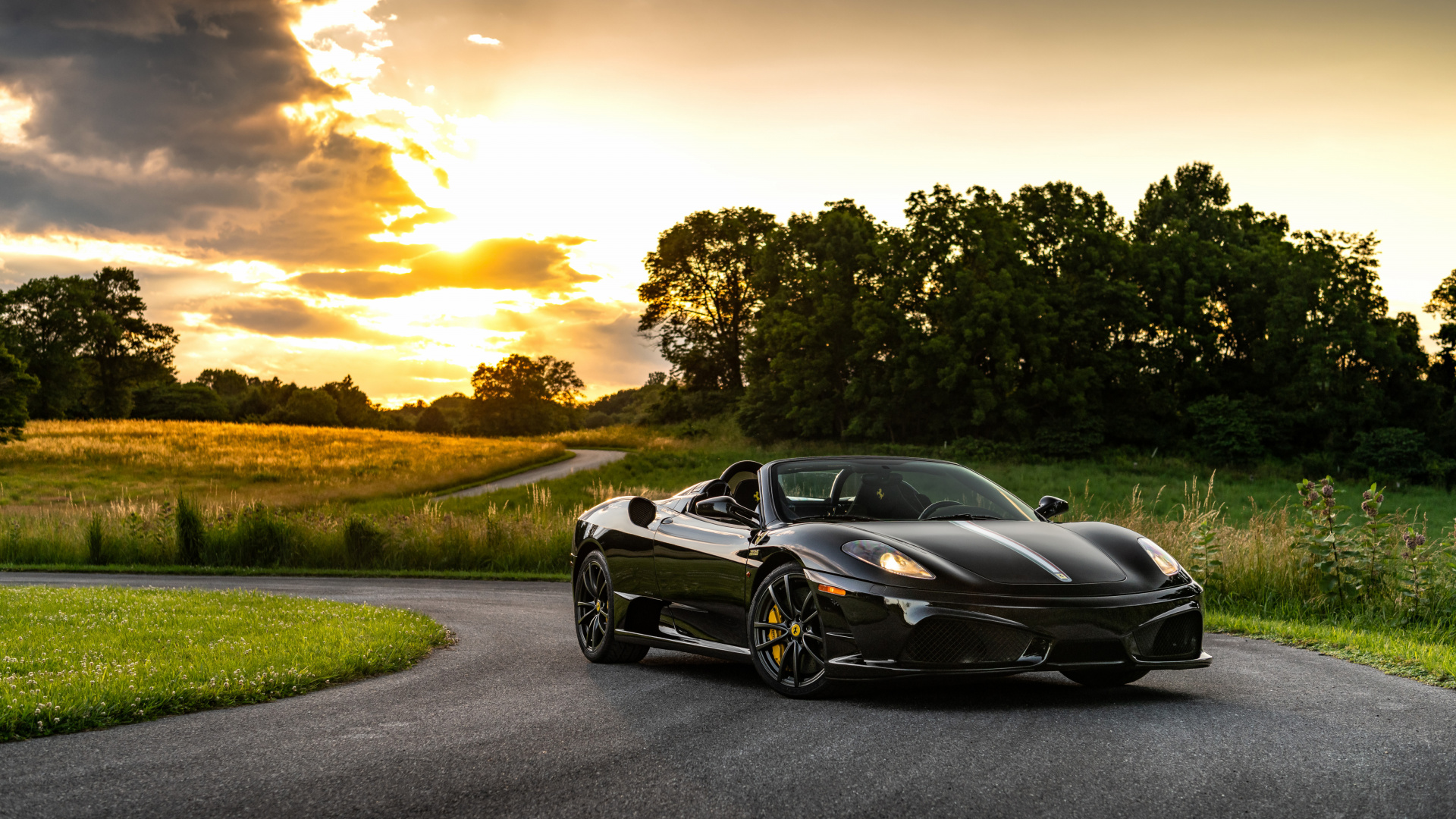 Ferrari f430 на фоне дома