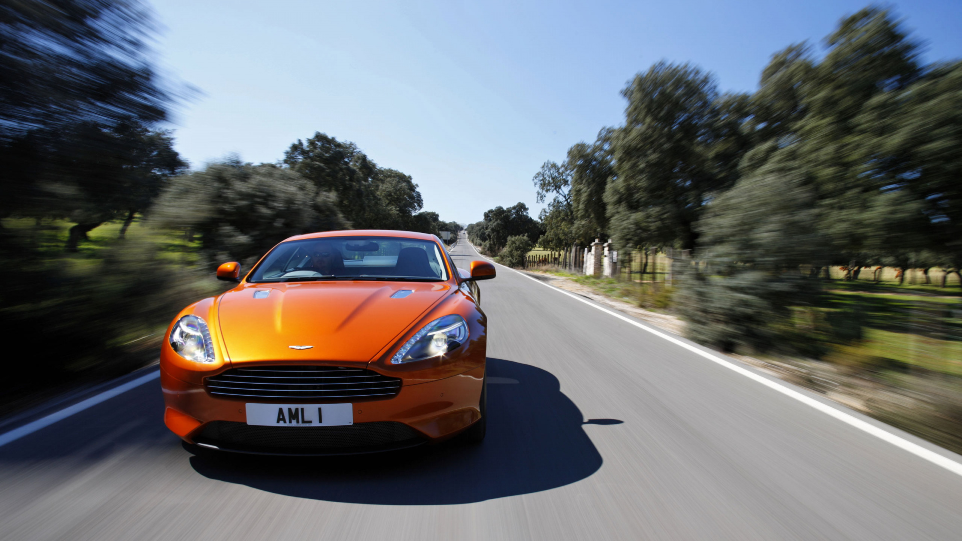 Aston Martin Vanquish оранжевый