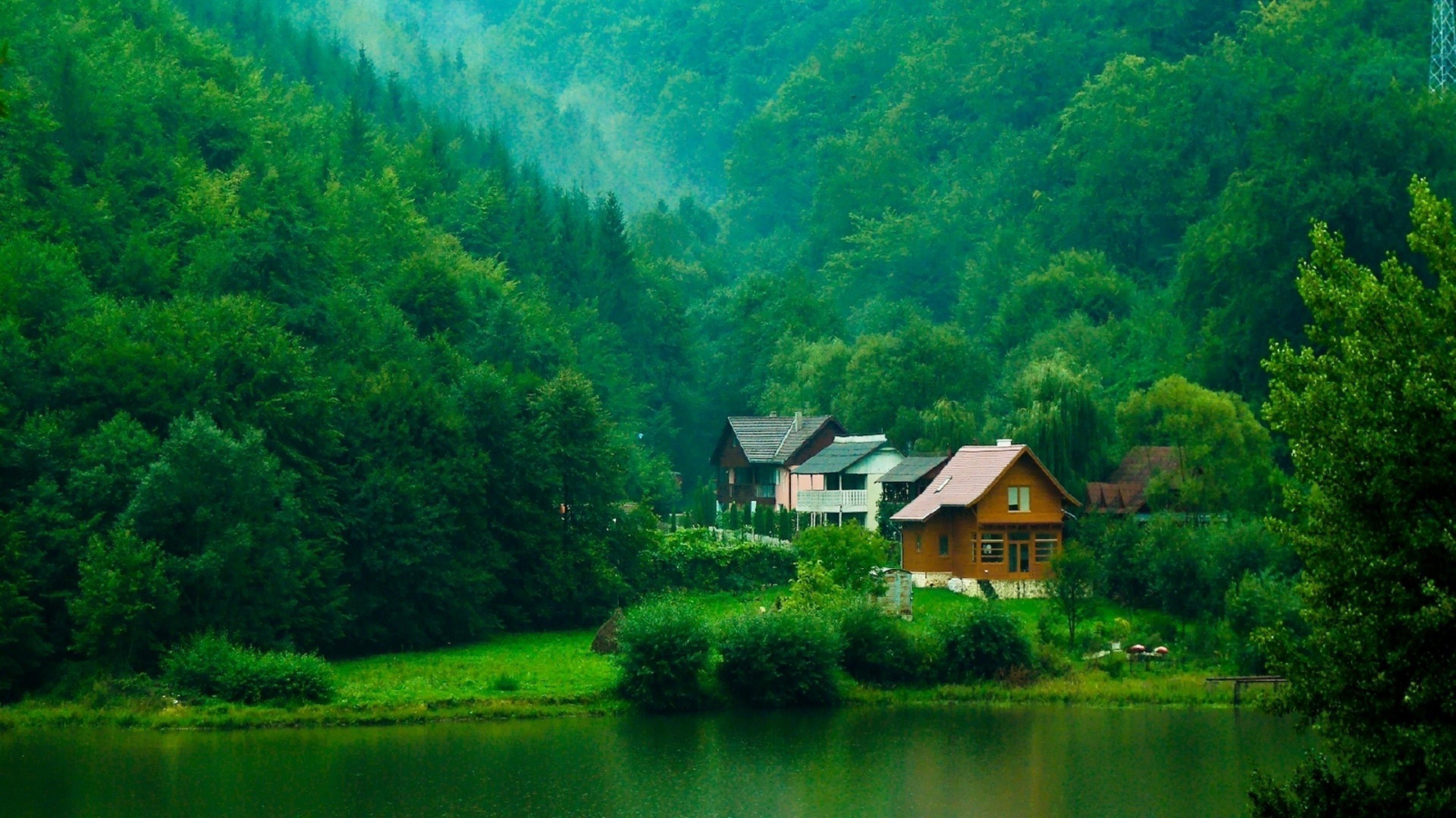 Обои стола 1366. Фахверк Швейцария горы озеро лес. Домик в лесу. Домик в горах у озера. Дом в лесу у озера.