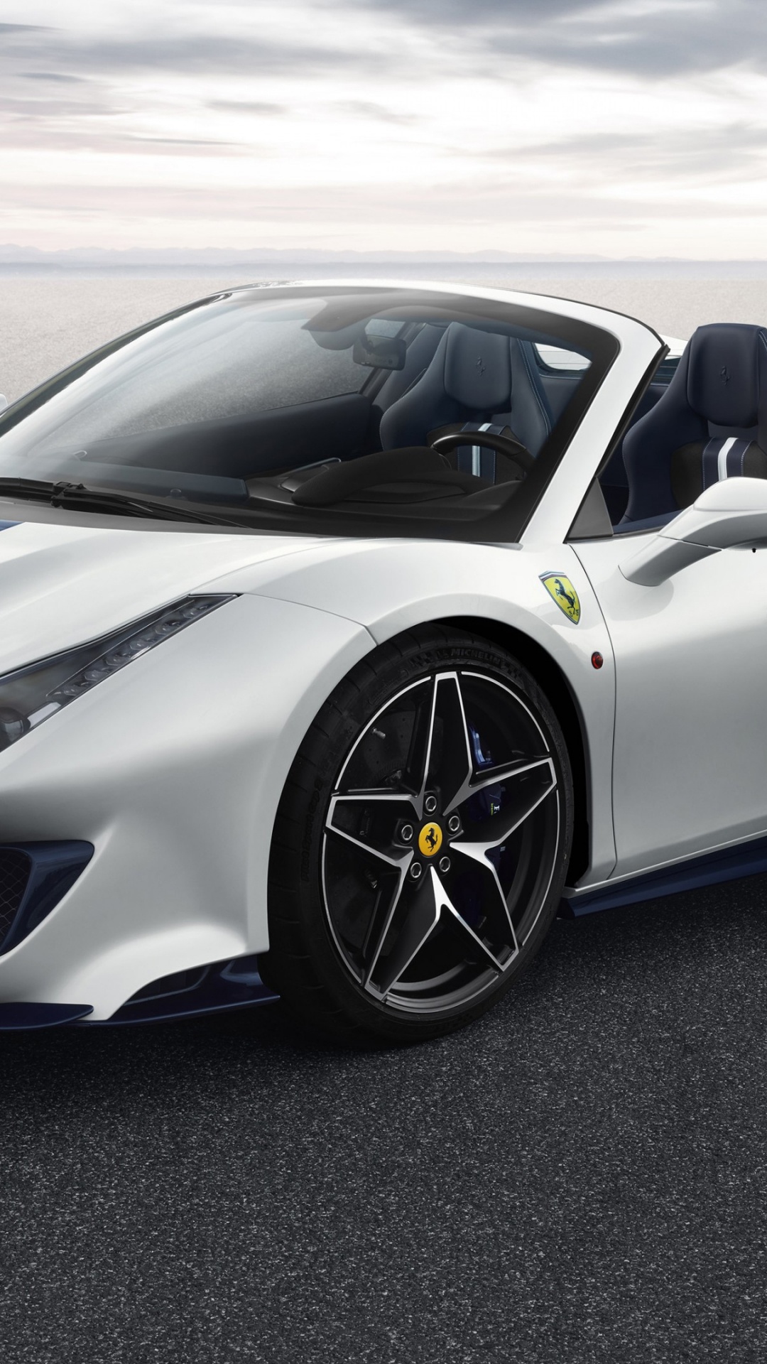 Ferrari 488 pista белая
