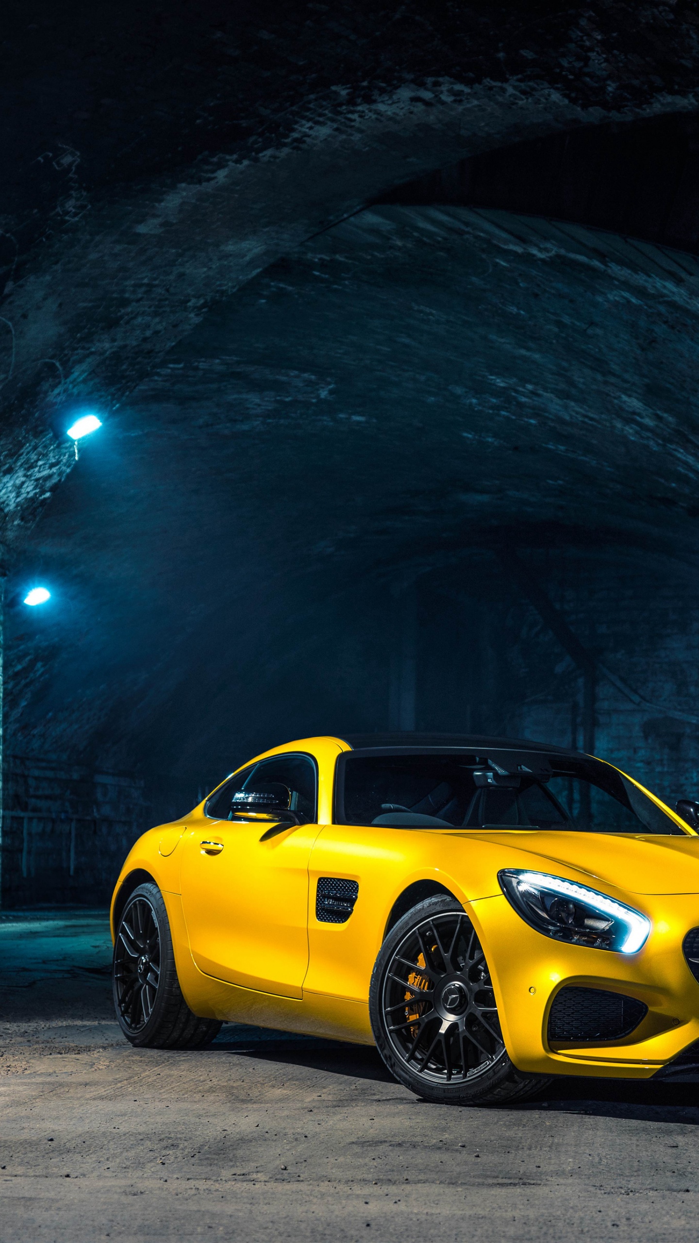 Желтый Мерседес Бенц АМГ GTS