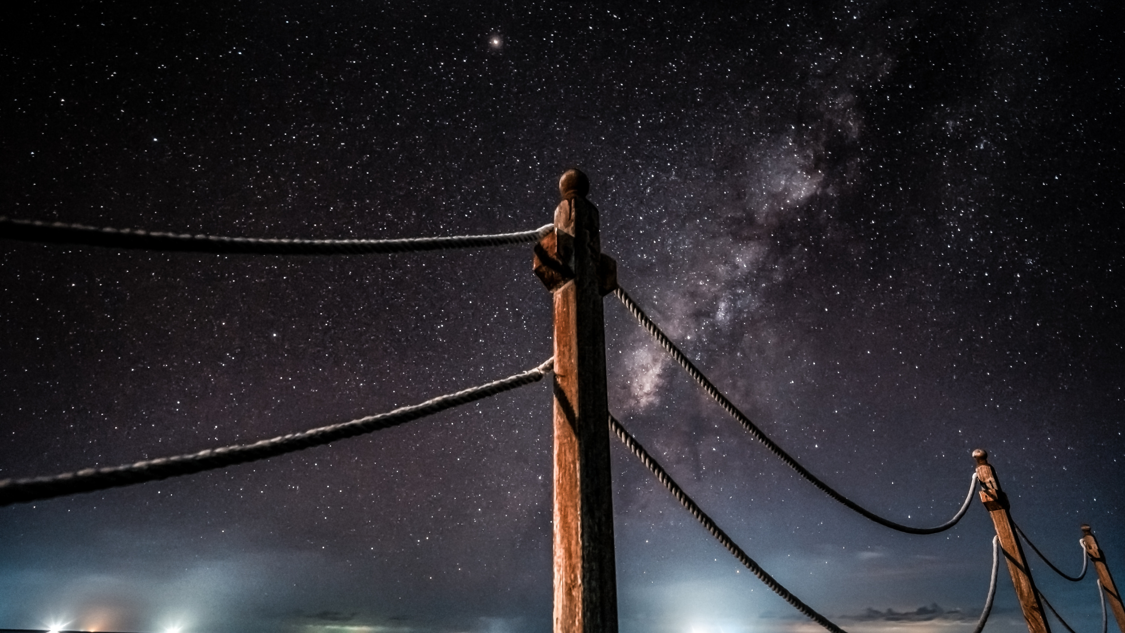 Ночная дорога в огнях. Звездное небо дорога. Млечный путь дорога. Путь через ночь. Ночная дорога.