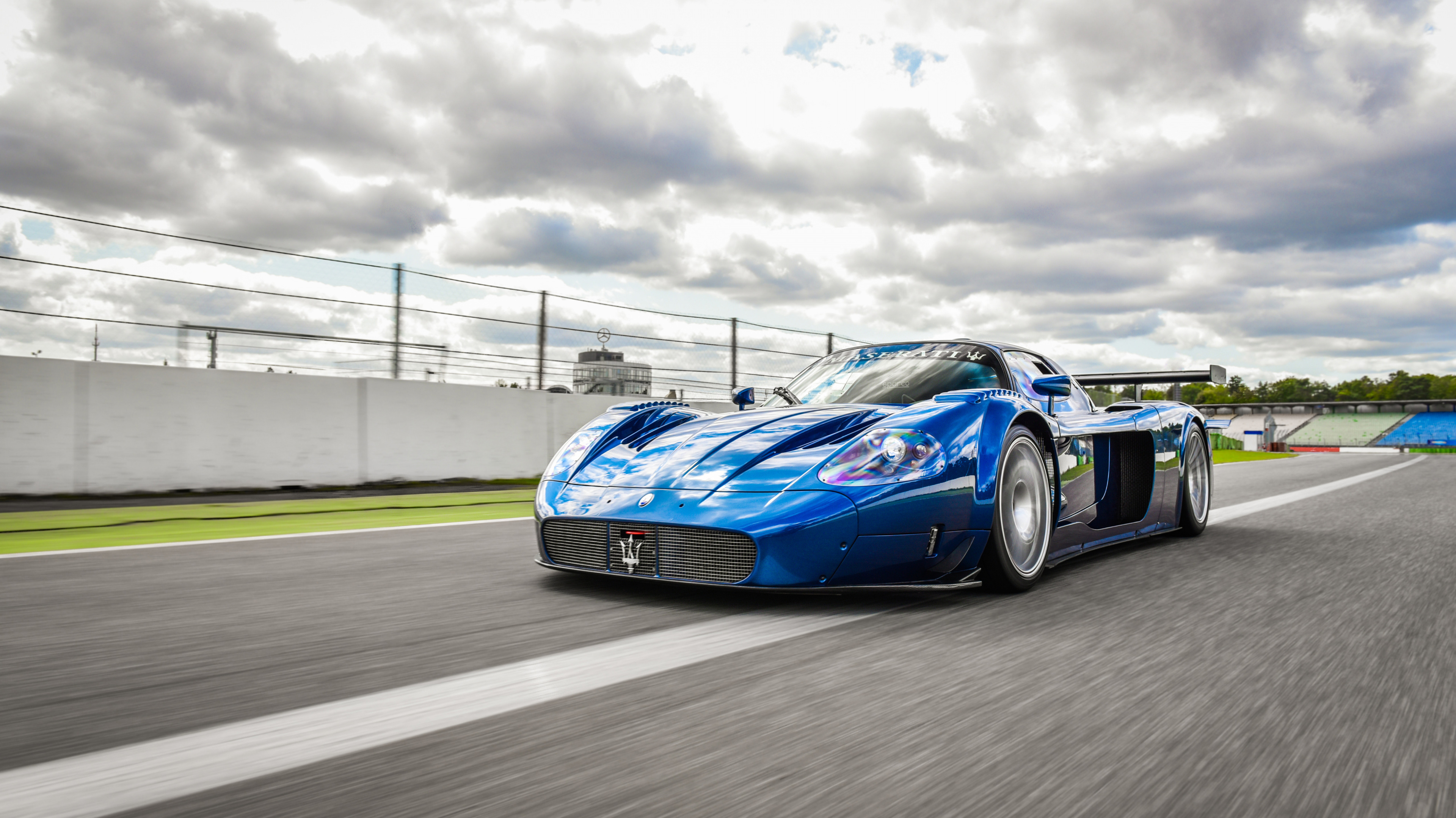 Суперкар Мазерати MC 12