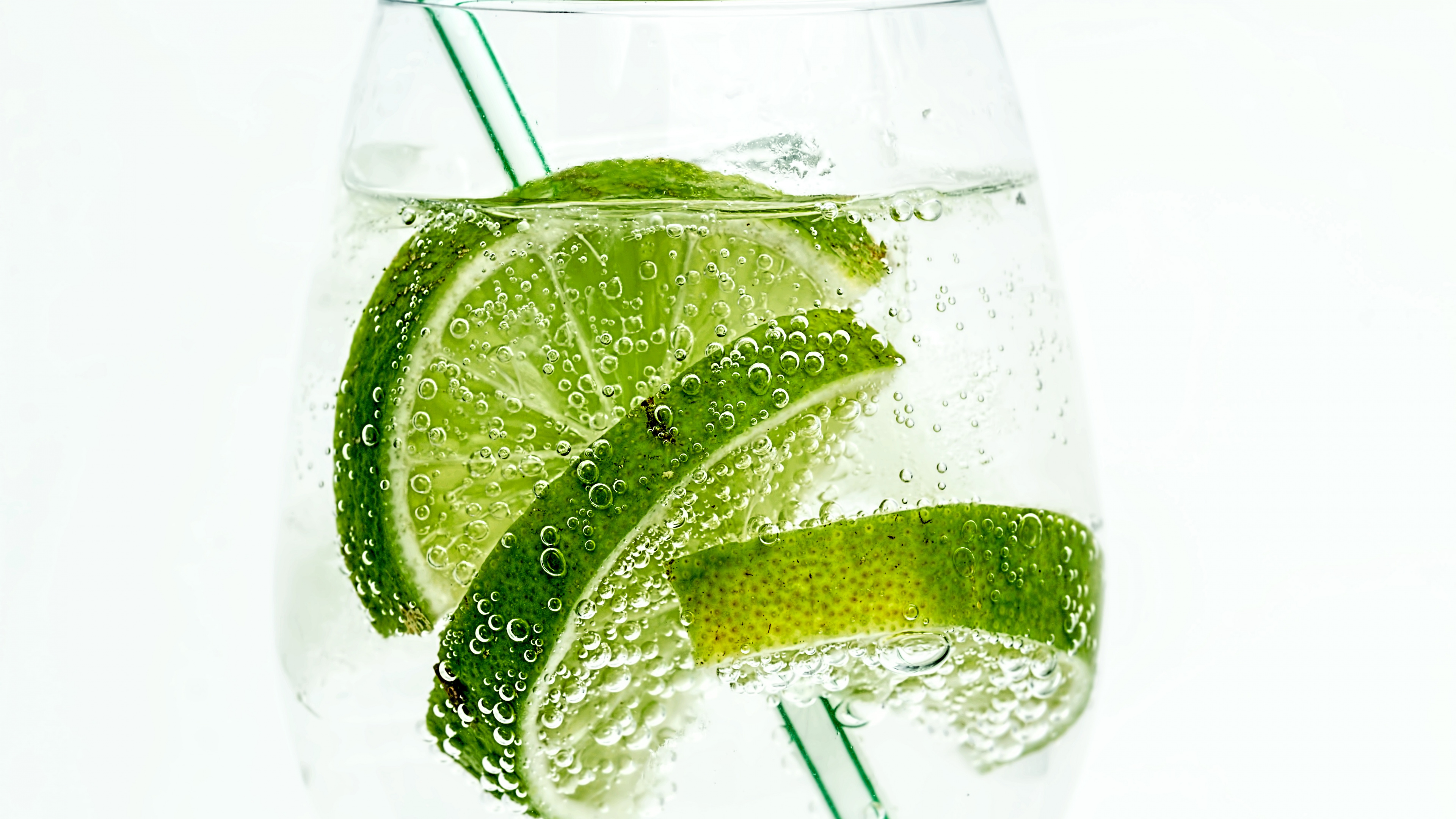 Зеленая газированная вода. Джин тоник лимон лайм. Газировка Lime лимон лайм. Лимонад Мохито. Мохито коктейль.