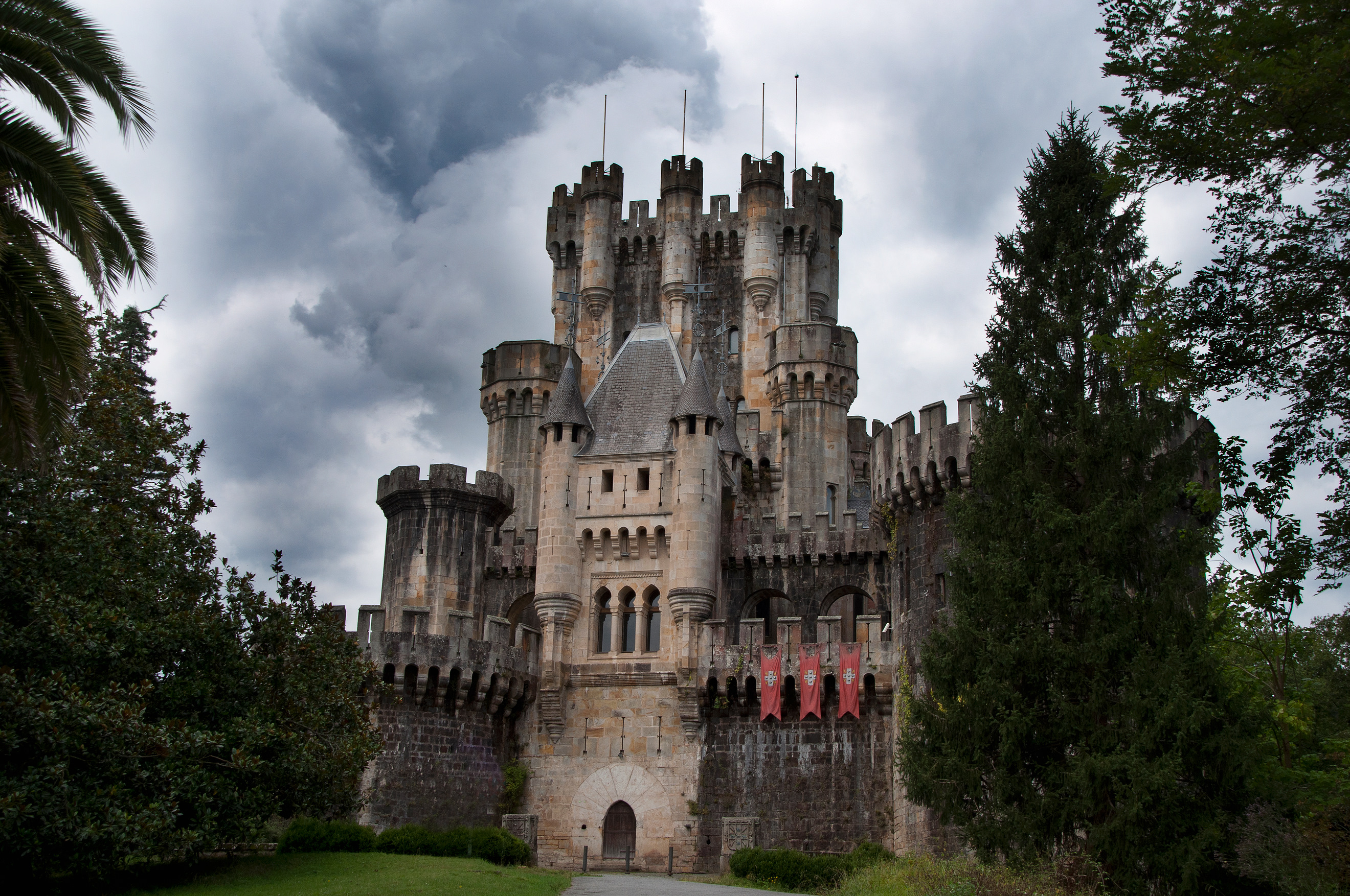 4 значный замок. Замок Бутрон. Бутрон Испания. Испания заброшенный замок Бутрон. Замок Сальват Испания.
