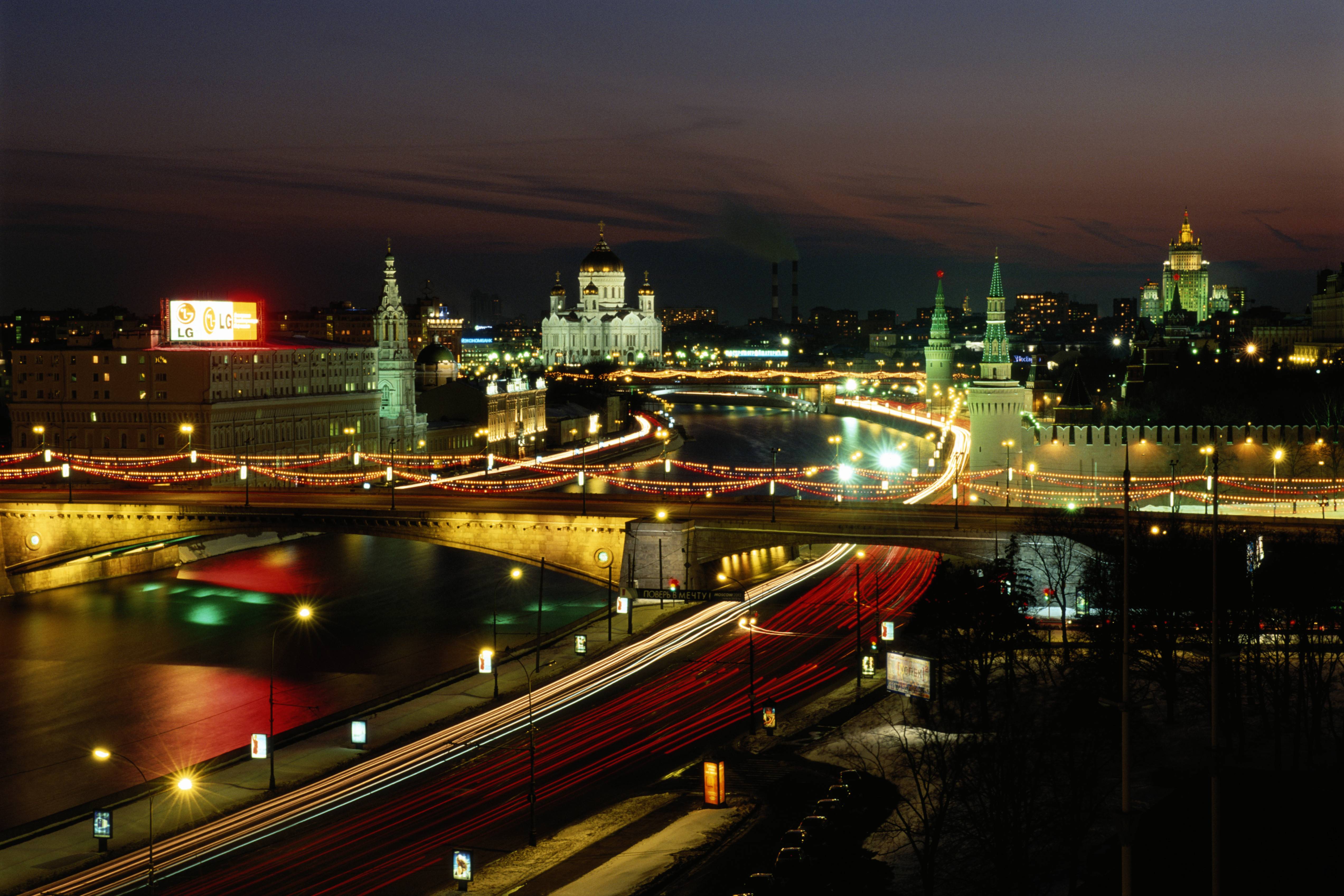 Насколько вечером. Москва. Москва / Mosca. Ночная Москва река. Россия Москва ночью.