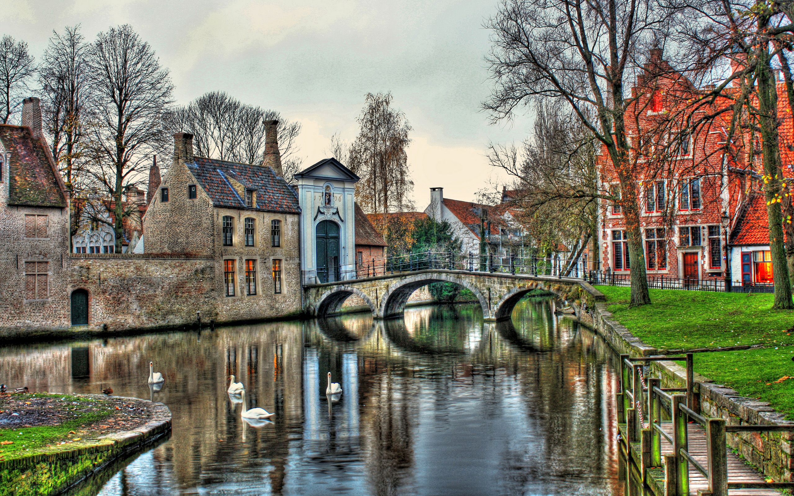 Взрослый город. Bruges Belgium пазл. Каналы города Брюгге. Брюгге весной. Башня у озера в Брюгге Жан Девиль.