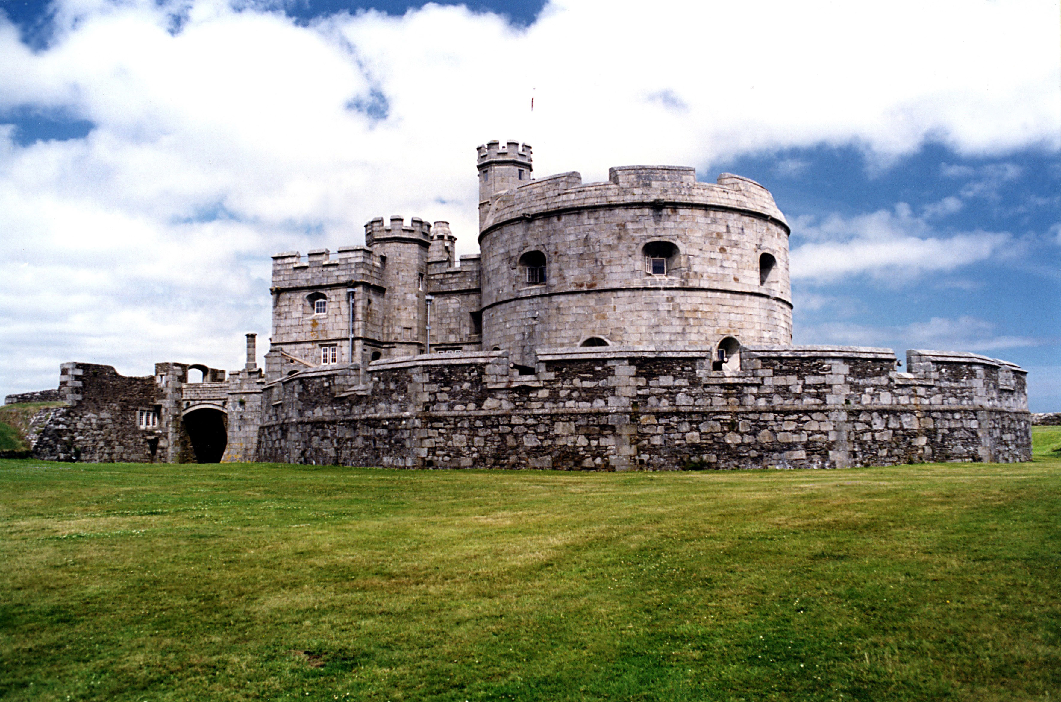 Castle fortress. Средневековые замки Англии. Замок крепость Бурдун. Замок крепость Форт в Англии. Замок Мартинваст.