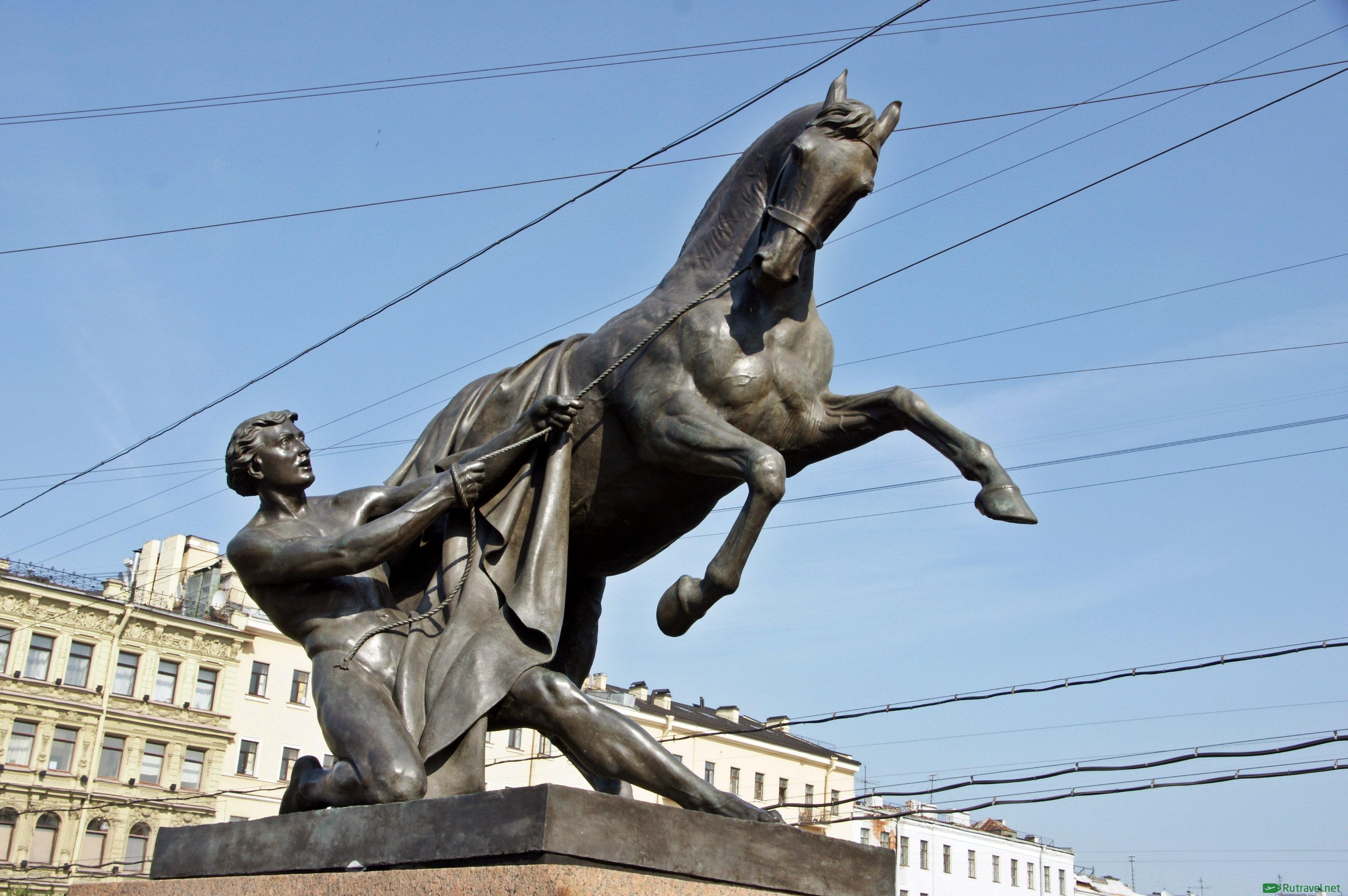 Аничков мост статуи