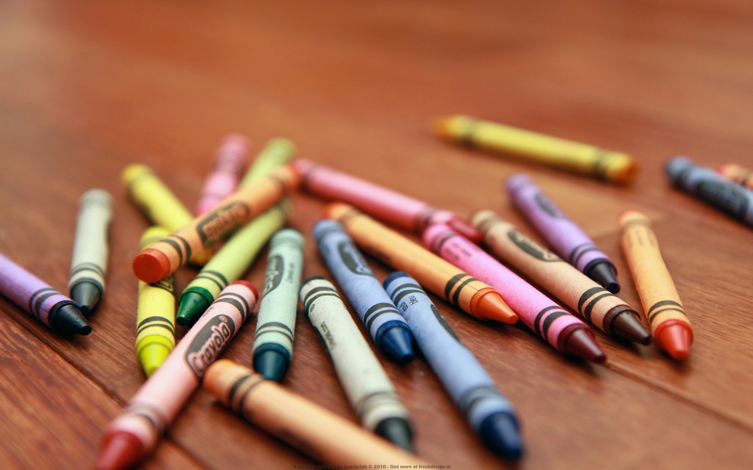Разбросанные карандаши на столе