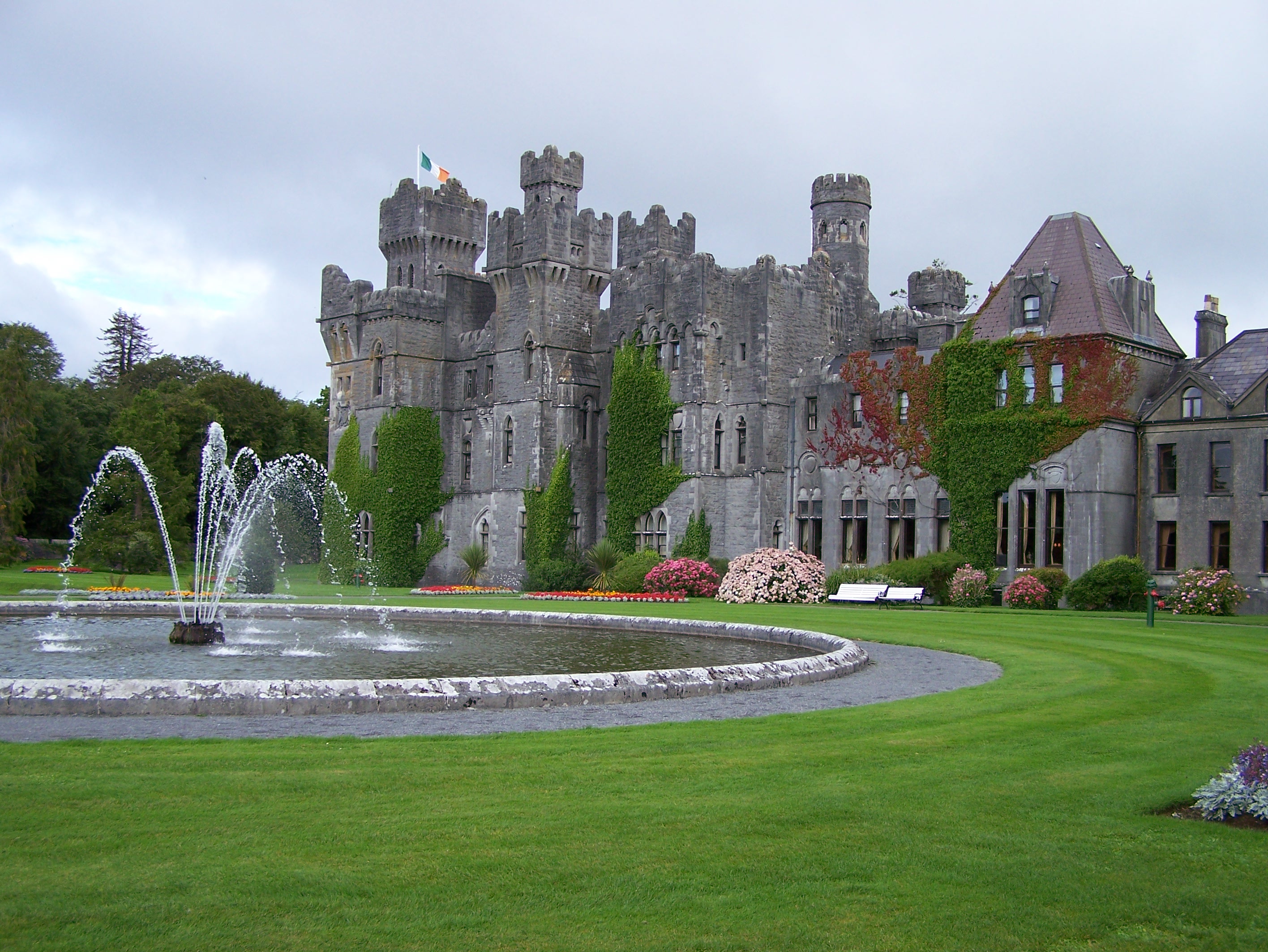 Castle ireland. Замок Эшфорд Ирландия. Отель замок Эшфорд (Ashford Castle), Ирландия. Замок Эшфорд, Конг, Ирландия. Замок Белфаст в Северной Ирландии.