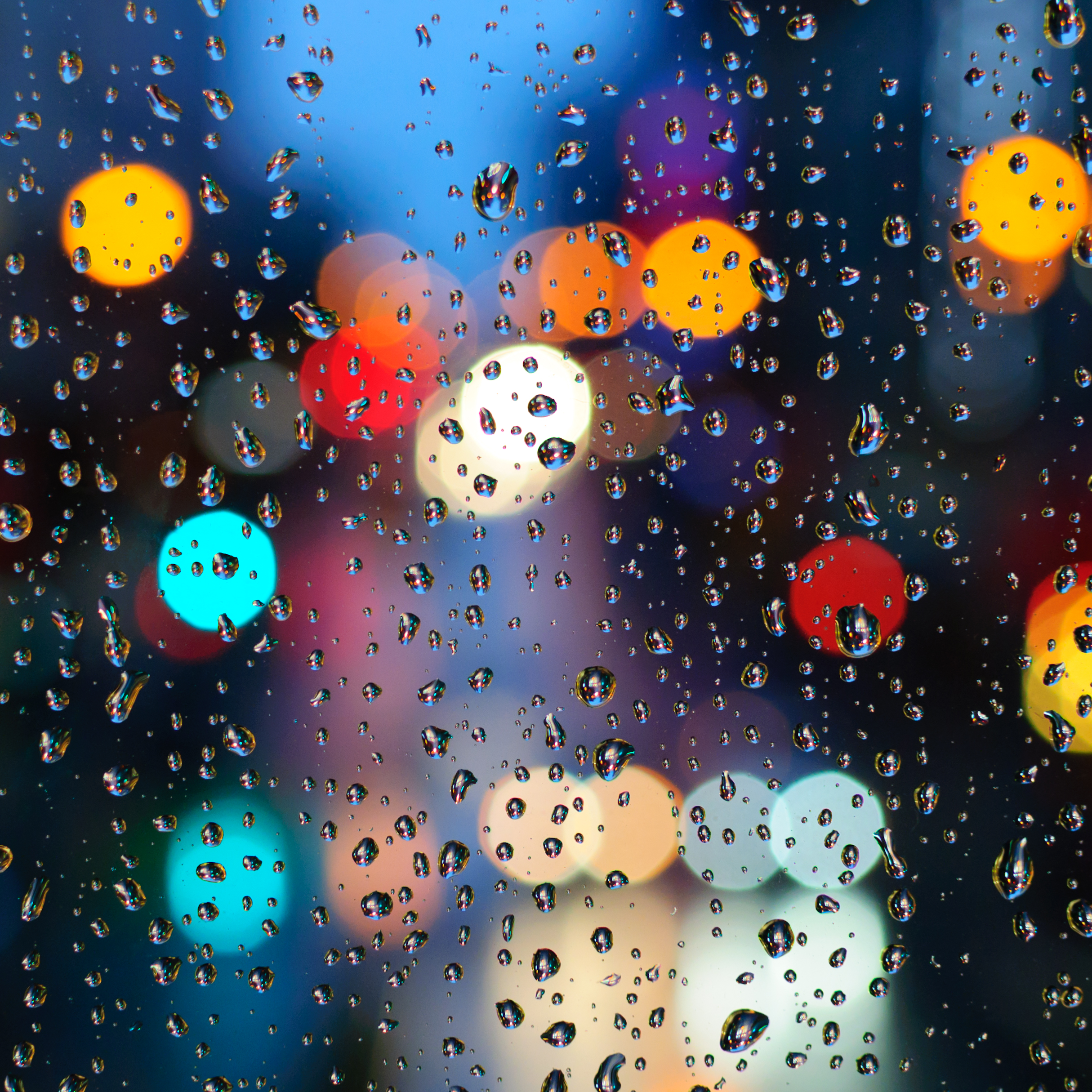 мокрый огонь. черные капли. капли воды на стекле. блик капли. блик капли.