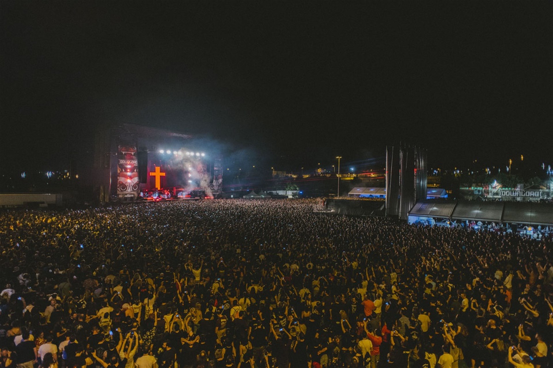 Madrid festival. Толпа на фестивале. Барьеры у сцены концерт тяжелые. Парадеевич обои на концерте.