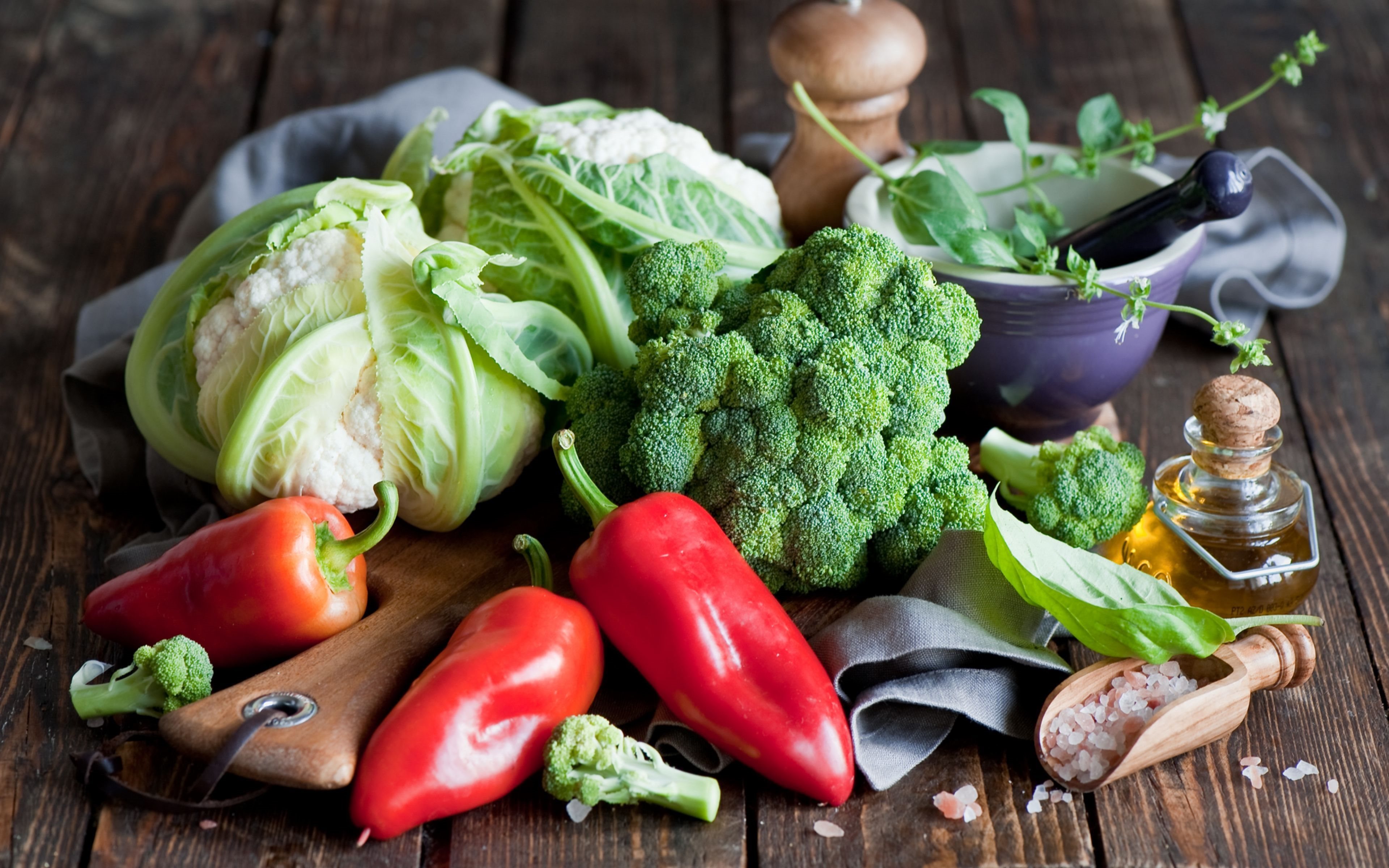 Цветная капуста в томате. Овощи. Овощи на столе. Красивые овощи. Овощи и зелень.