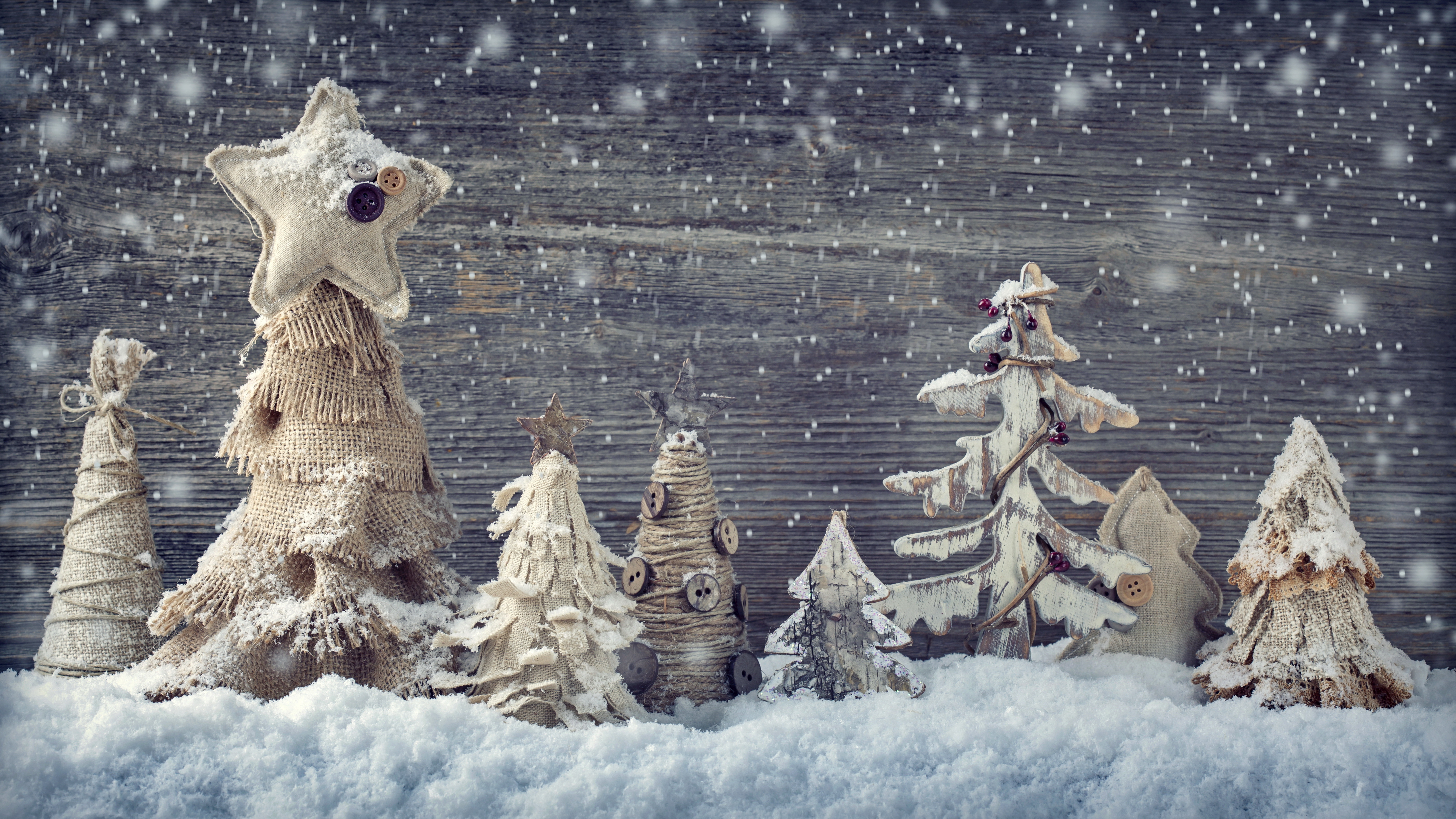 Сказки новогодней елки. Сказочная Новогодняя елка. Рождественские картинки на рабочий стол. Снежная елка. Новогодние обои на рабочий стол.