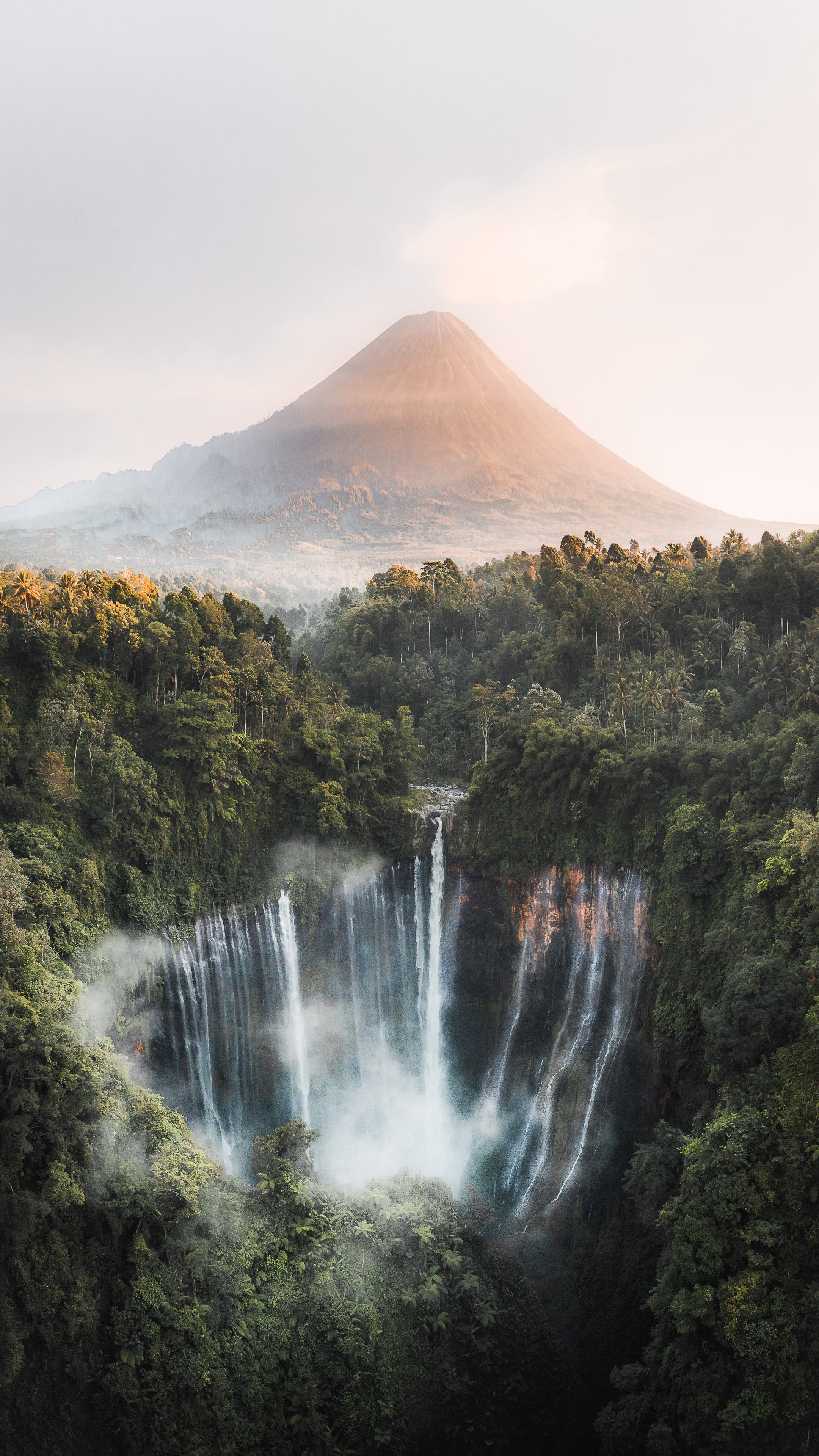 Тысяча водопадов. Водопад tumpak Sewu. Тумпак севу. Бали природа. 1000 Водопадов.