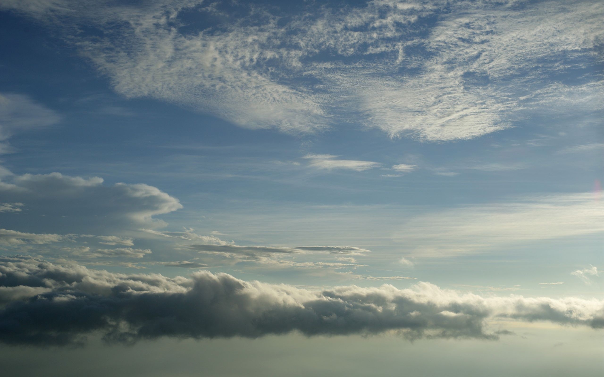 There are clouds in the sky. Небо. Небо с облаками. Красивые облака. Небо обычное.