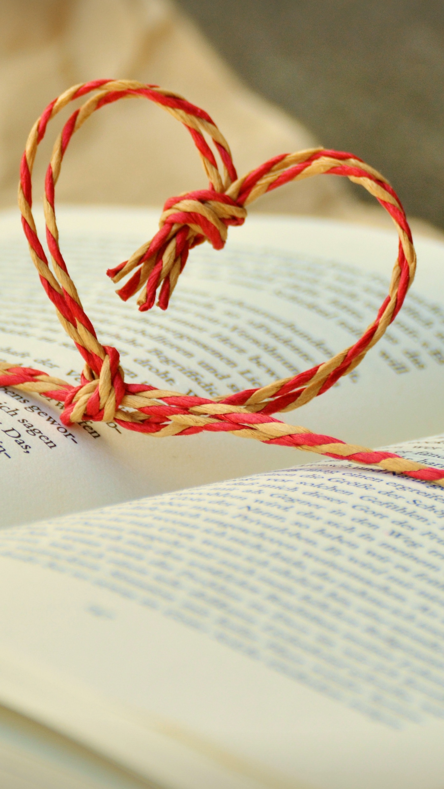 Обои книга, литература, письмо, текст, сердце в разрешении 1440x2560