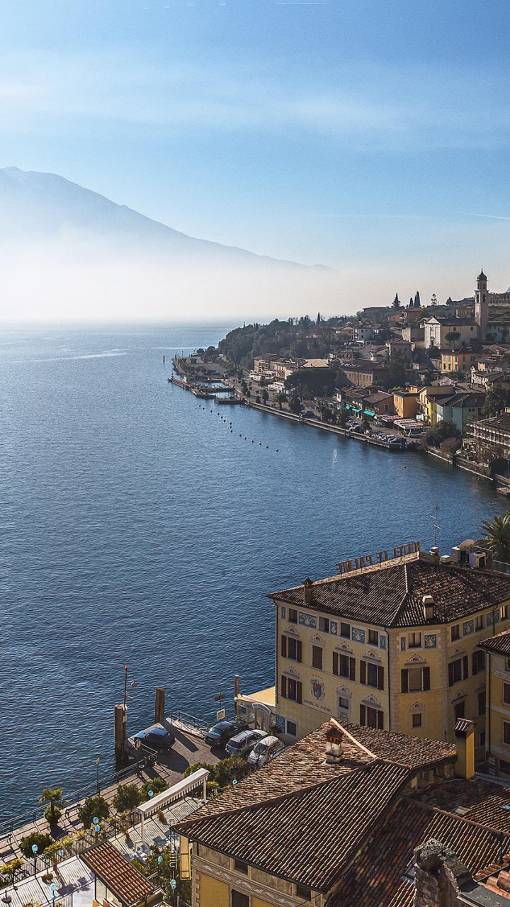 Обои озеро Гарда, озеро, городок, море, побережье в разрешении 720x1280