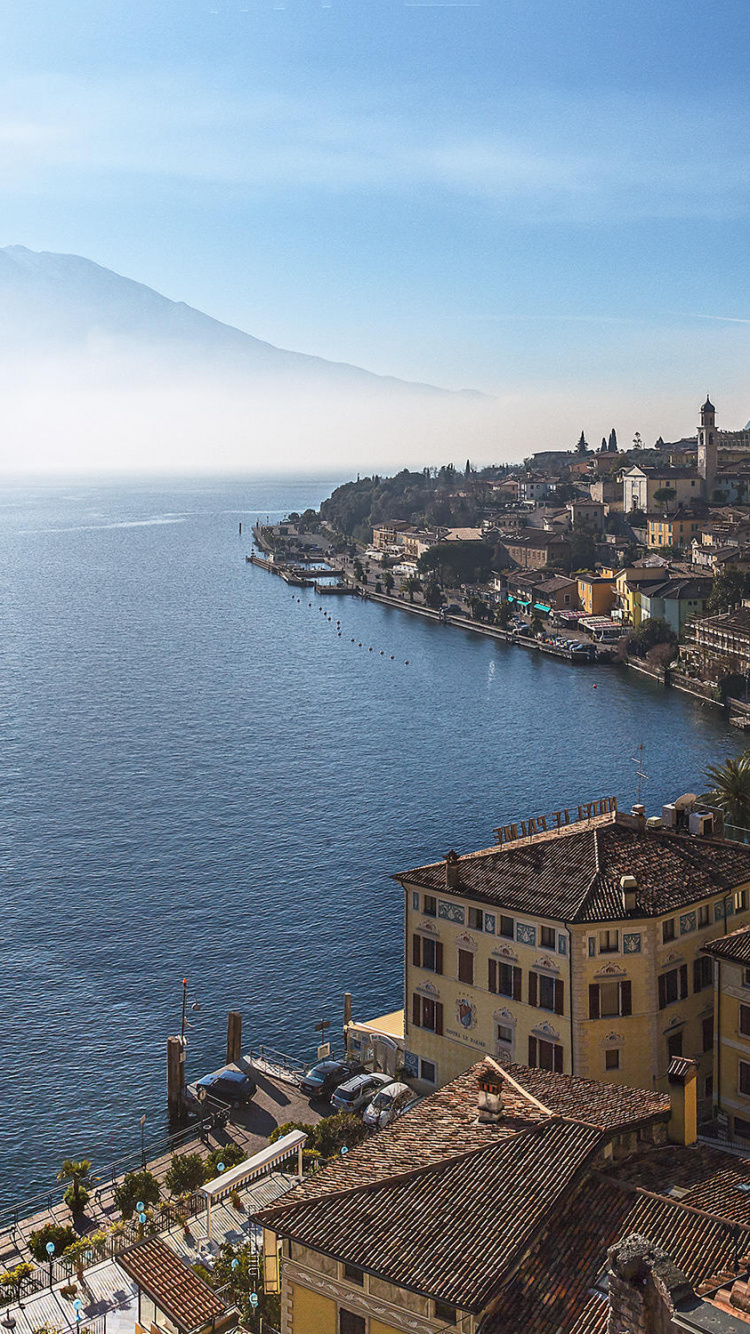 Обои озеро Гарда, озеро, городок, море, побережье в разрешении 750x1334