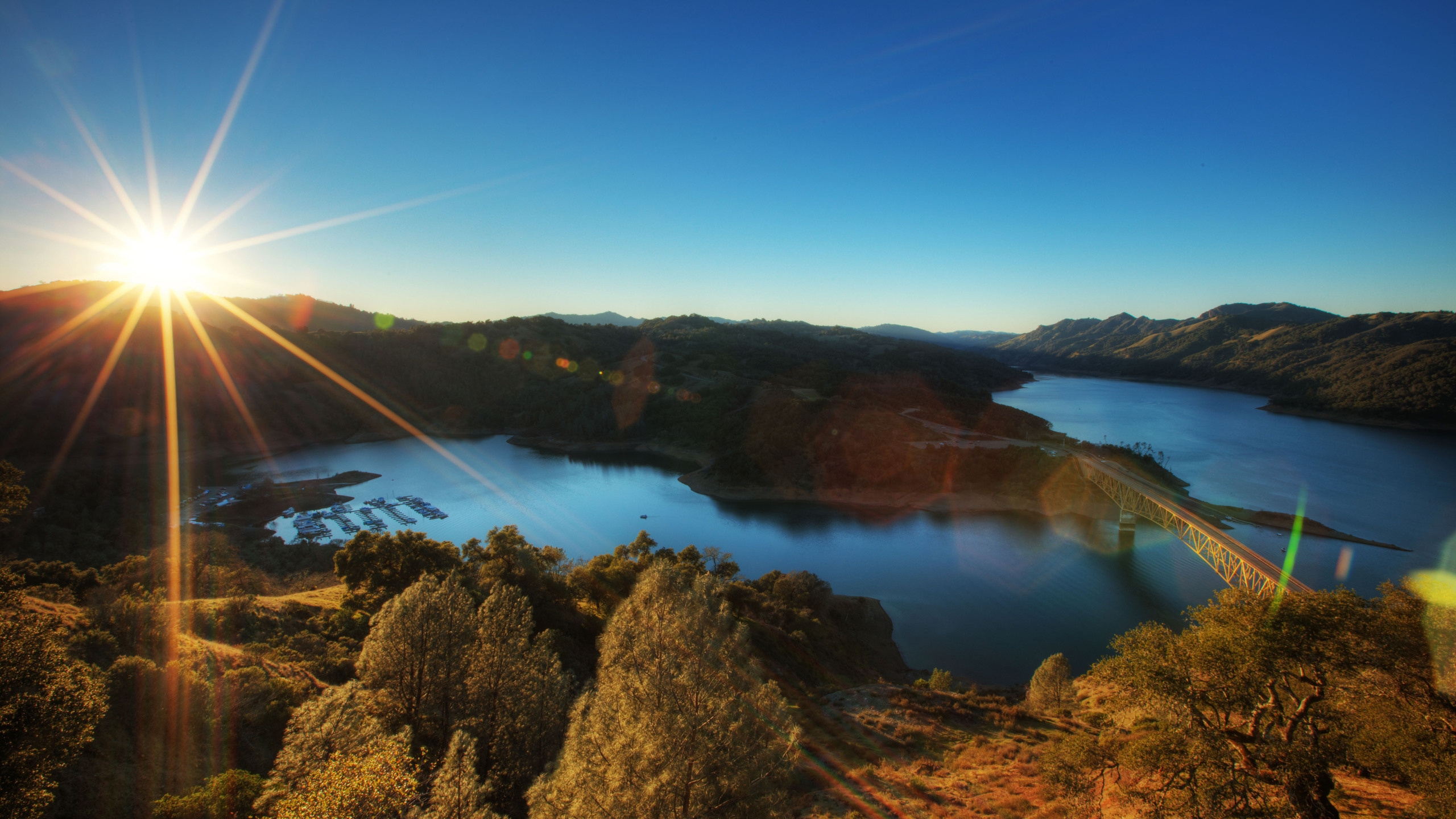 Обои природа, вода, отражение, утро, водохранилище в разрешении 2560x1440