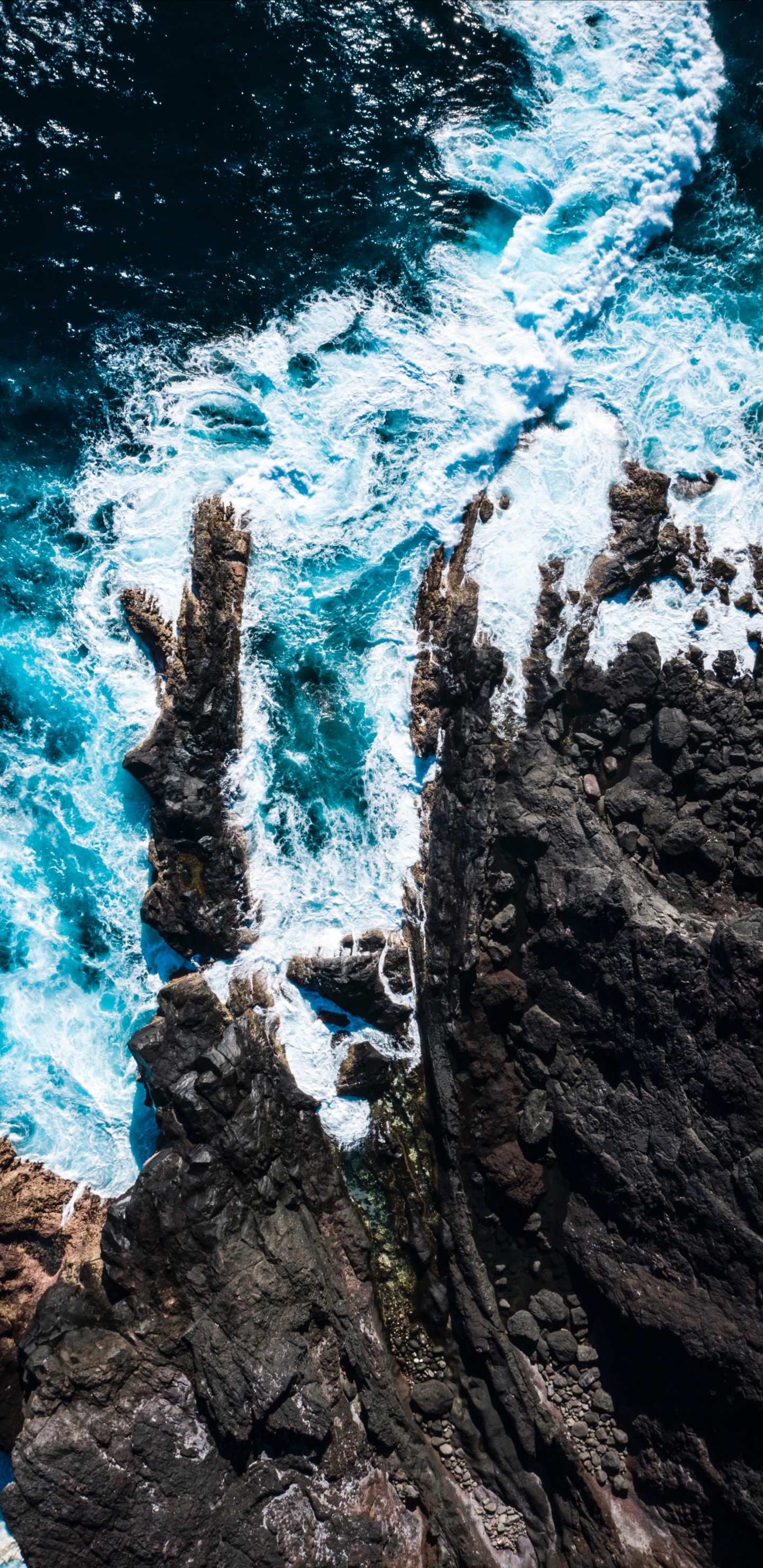 Обои рок, пена, вода, бирюза, земля в разрешении 1440x2960