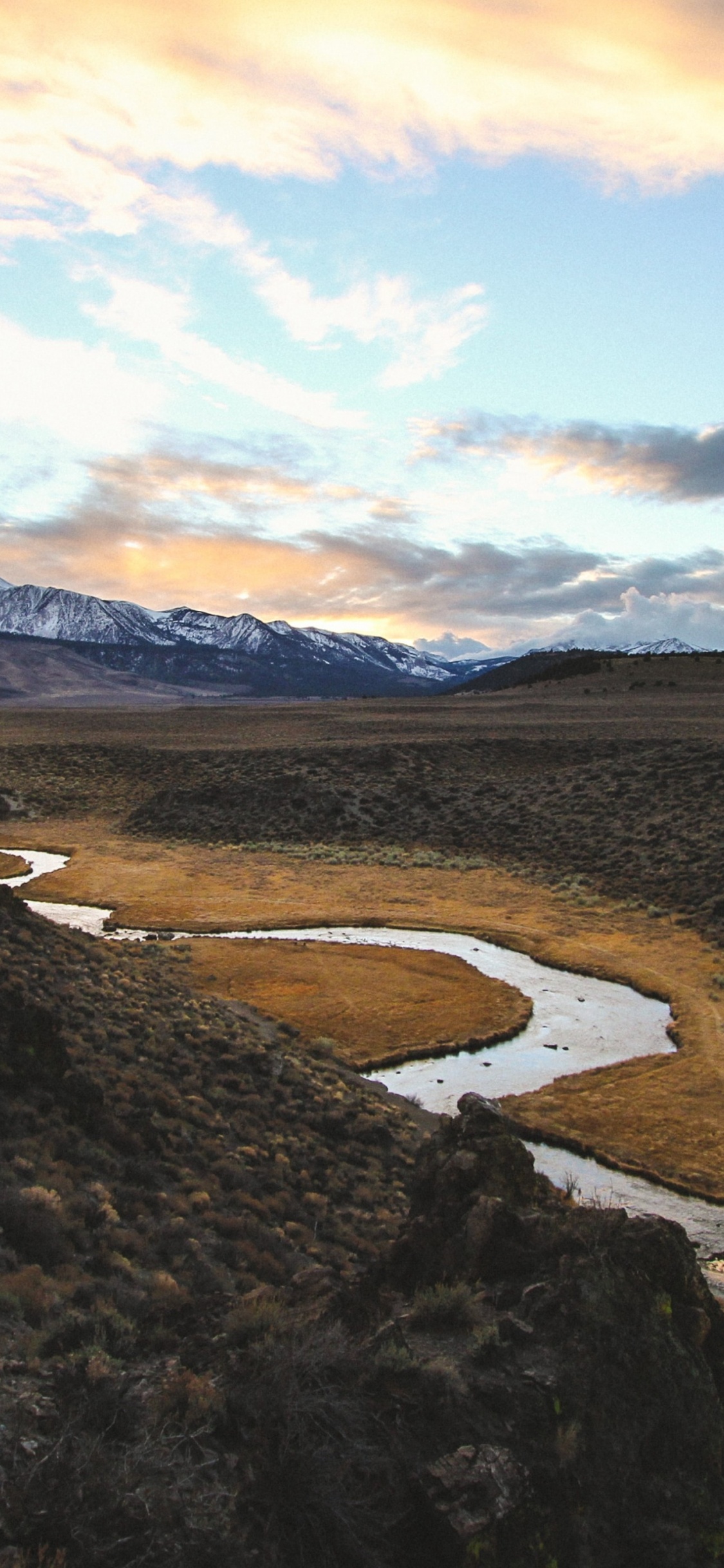 Обои горный рельеф, облако, нагорье, пейзаж, природный ландшафт в разрешении 1125x2436