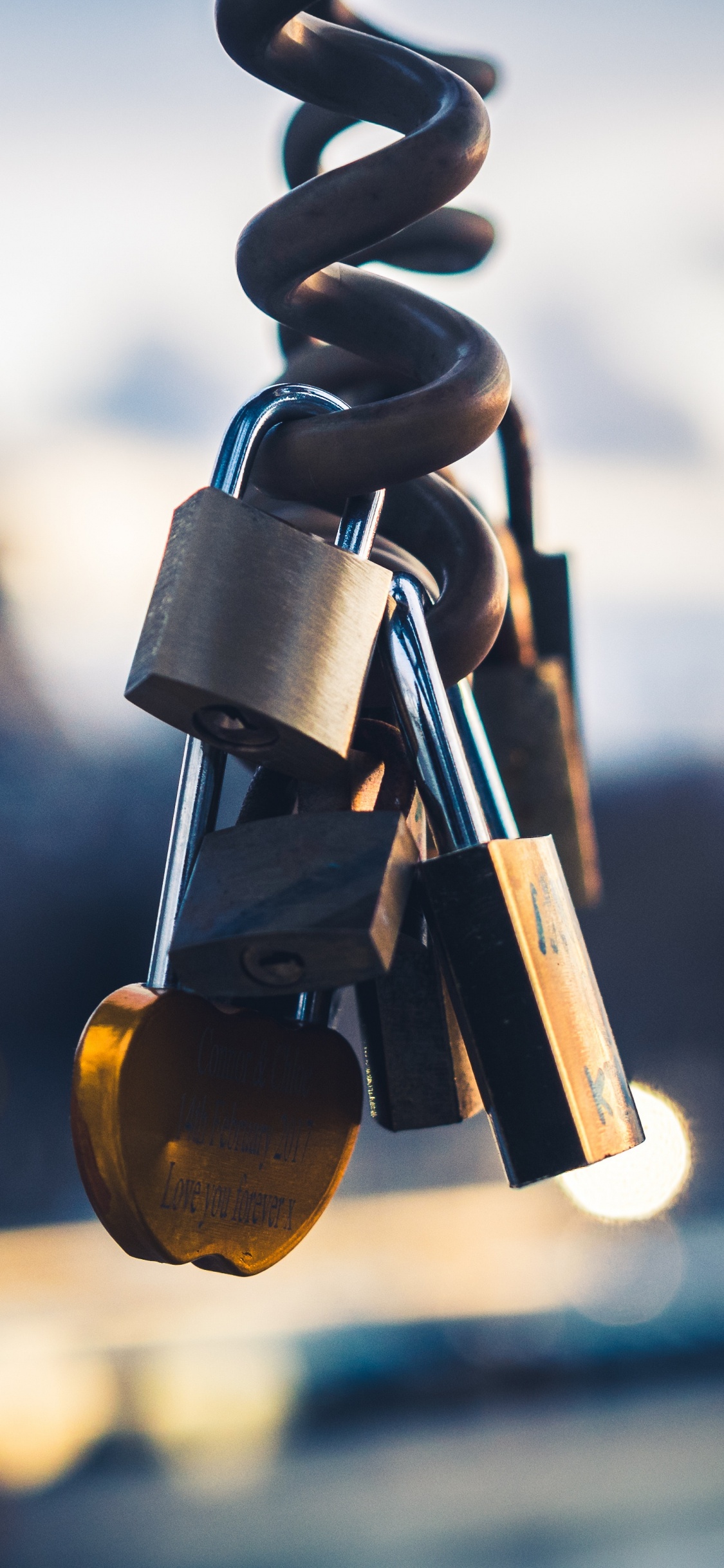 Обои вода, отражение, зима, уличный фонарь, баланс в разрешении 1125x2436