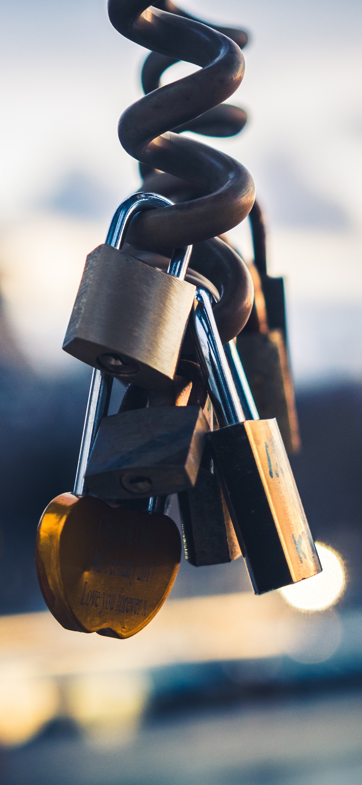 Обои вода, отражение, зима, уличный фонарь, баланс в разрешении 1242x2688