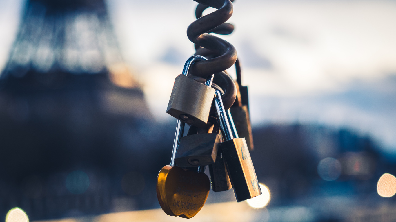 Обои вода, отражение, зима, уличный фонарь, баланс в разрешении 1366x768