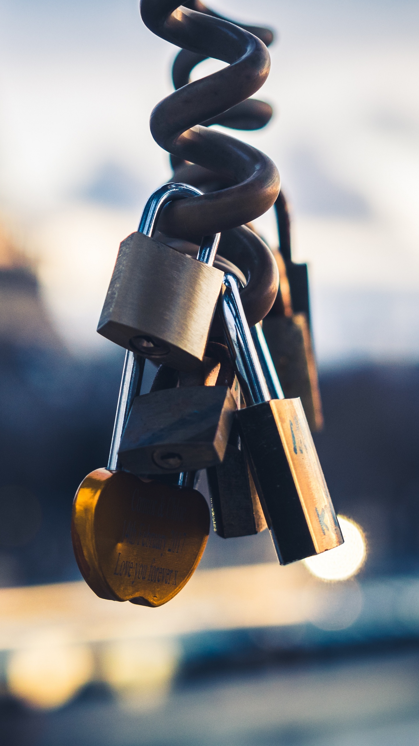 Обои вода, отражение, зима, уличный фонарь, баланс в разрешении 1440x2560