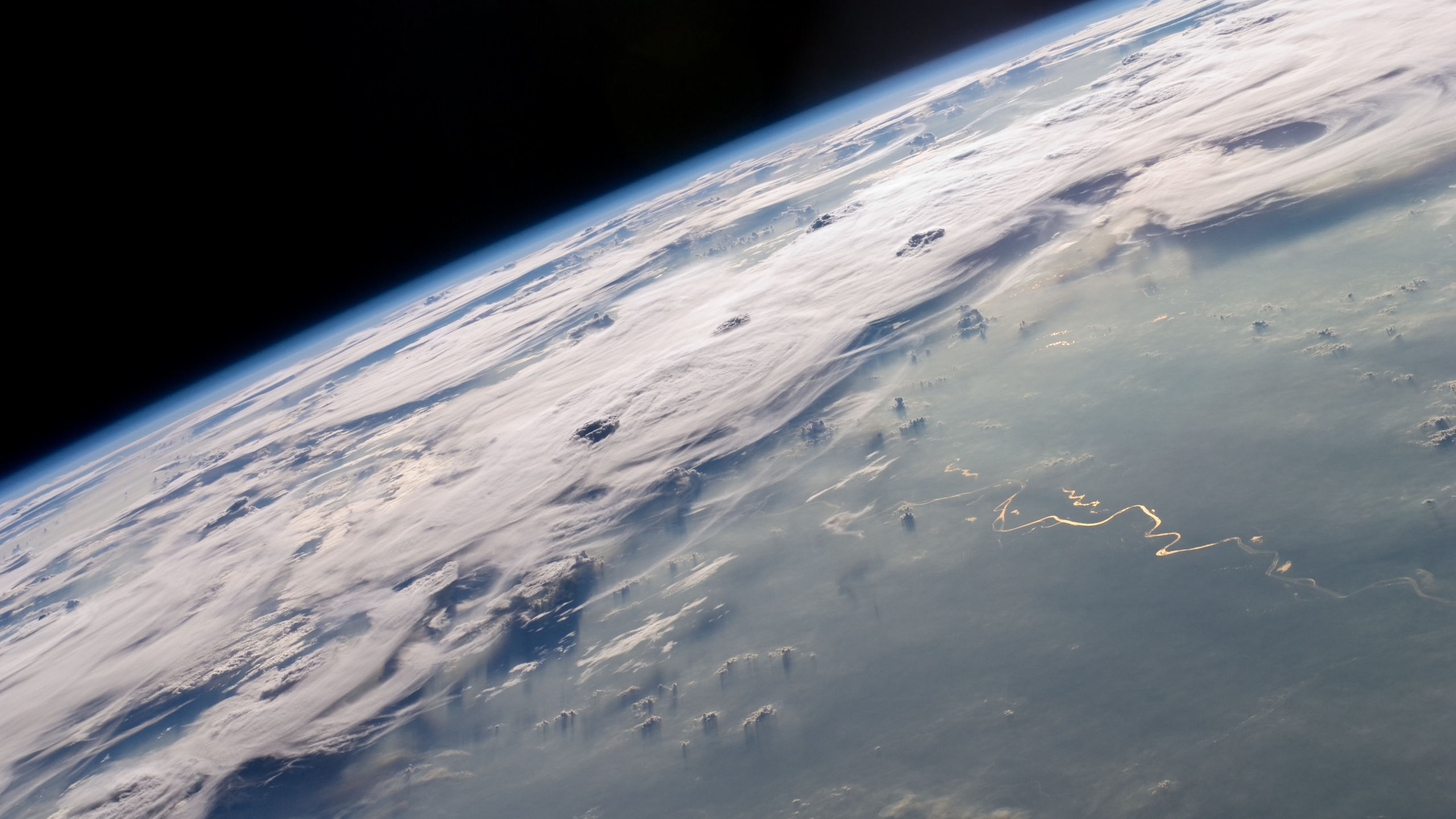 Обои земля, apple, атмосфера, космическое пространство, астрономический объект в разрешении 2560x1440