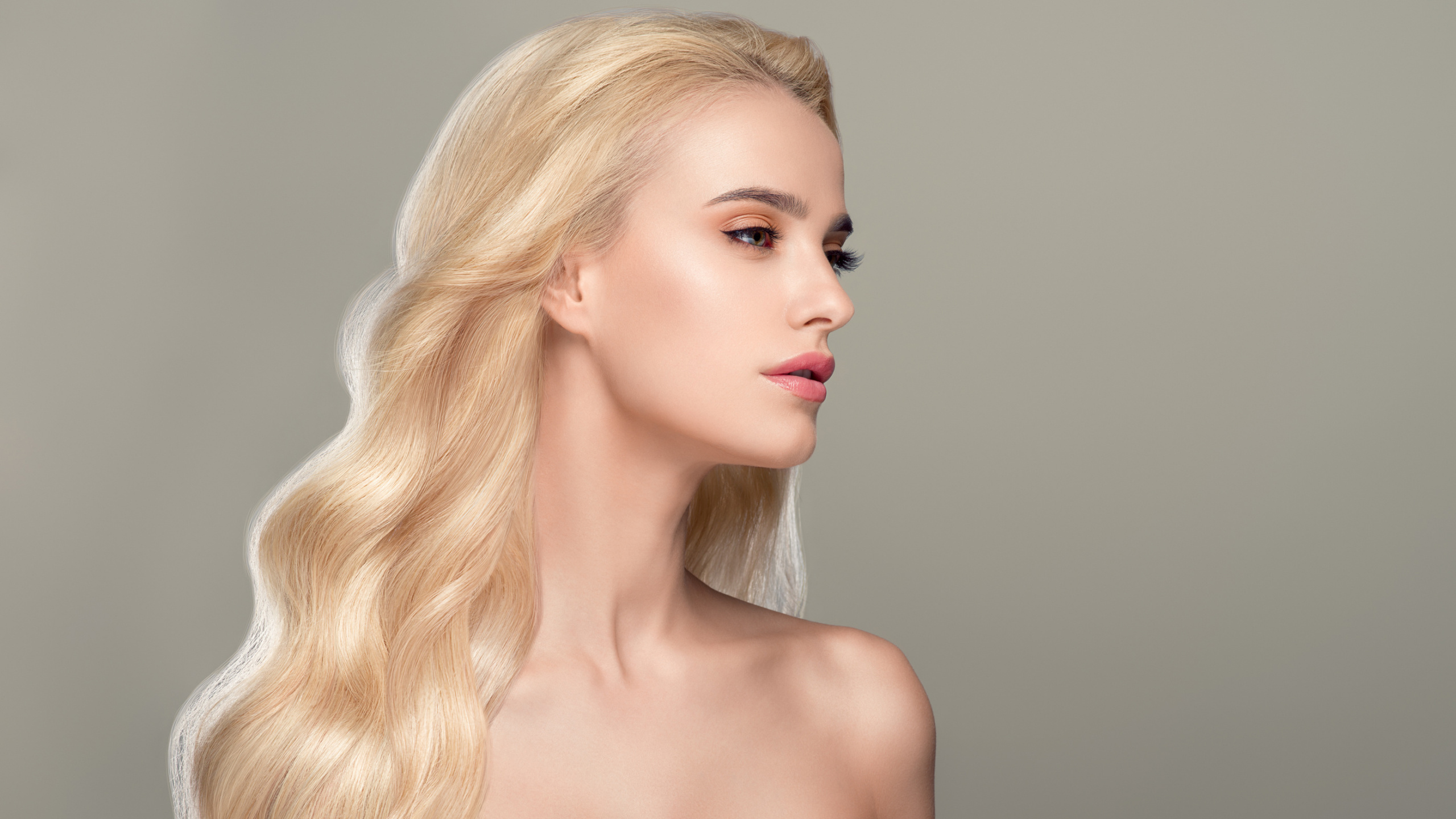 Обои блондин, волосы, длинные волосы, прическа, красота в разрешении 2560x1440