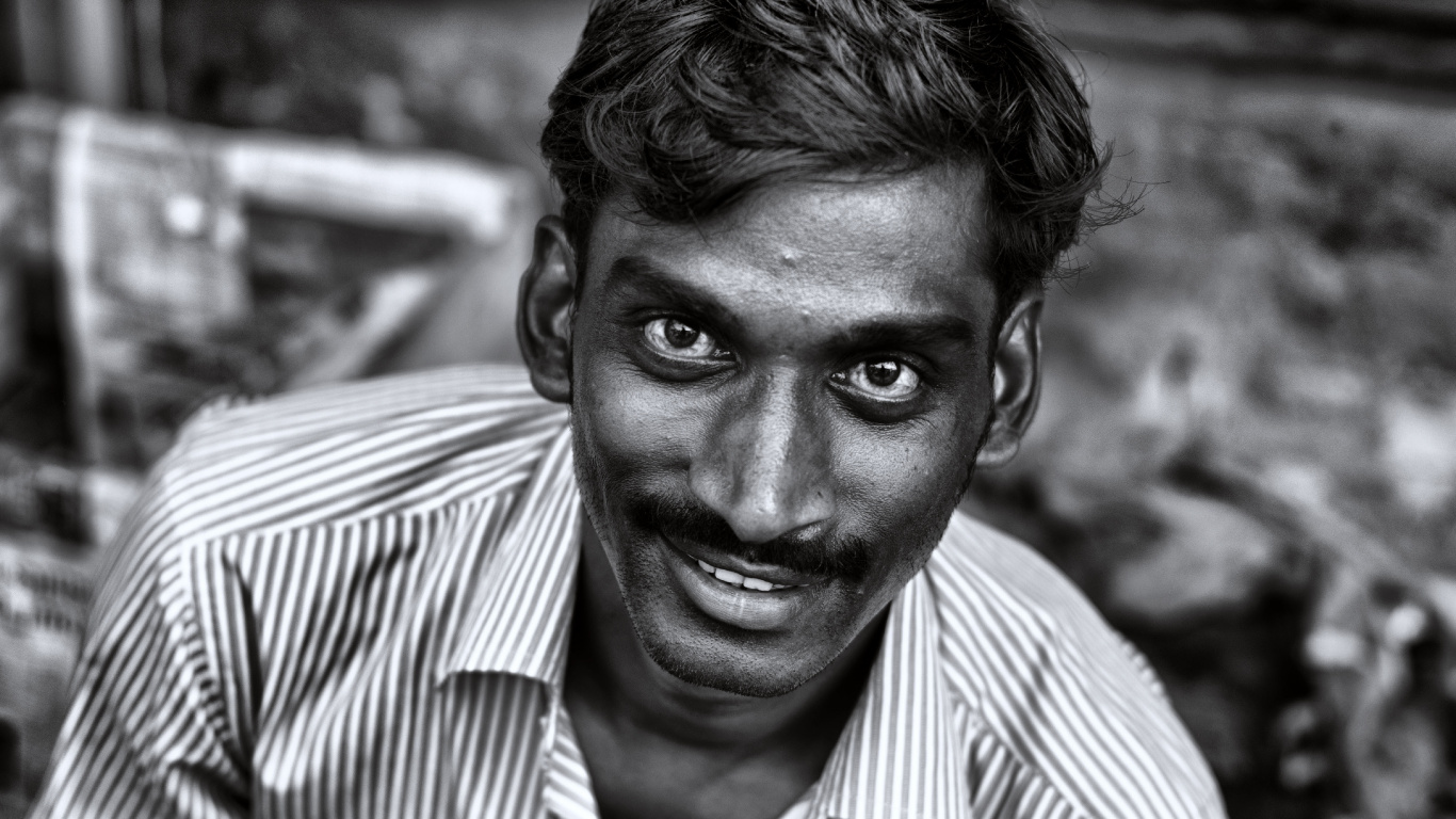 Обои портрет, лицо, монохромный, глаз, улыбка в разрешении 1366x768