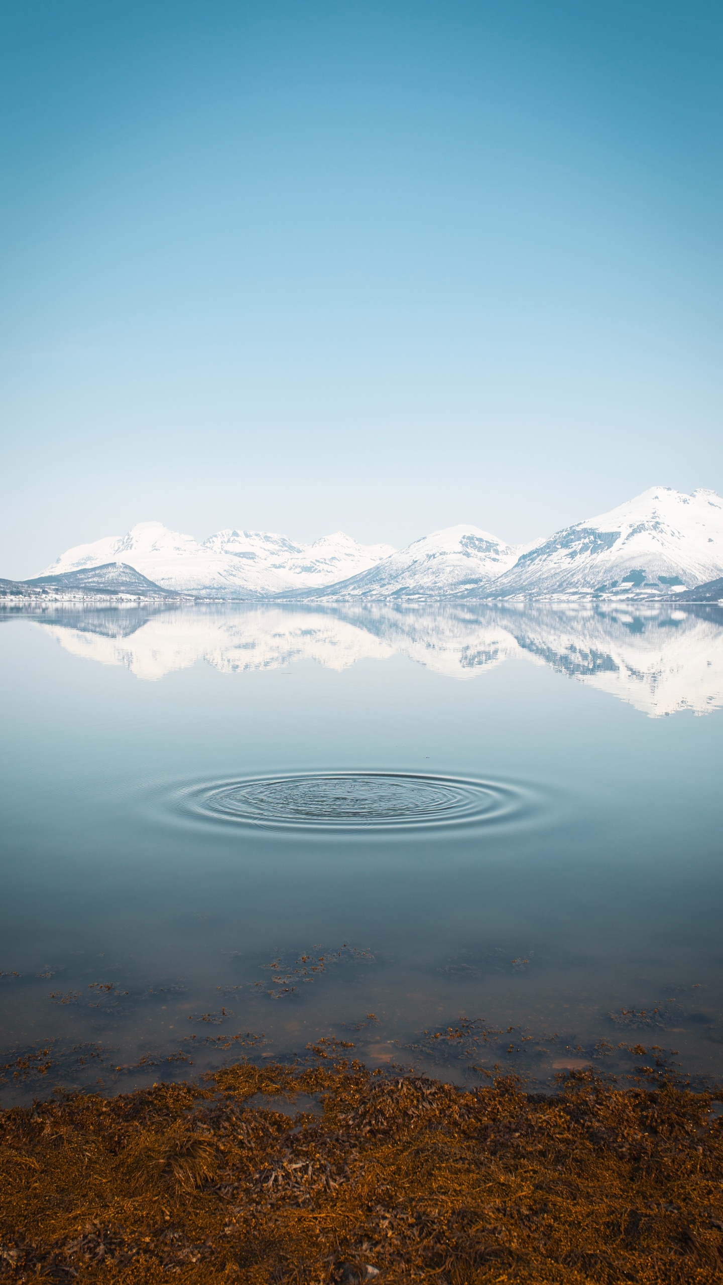 Обои горный рельеф, гора, горный хребет, нагорье, озеро в разрешении 1440x2560
