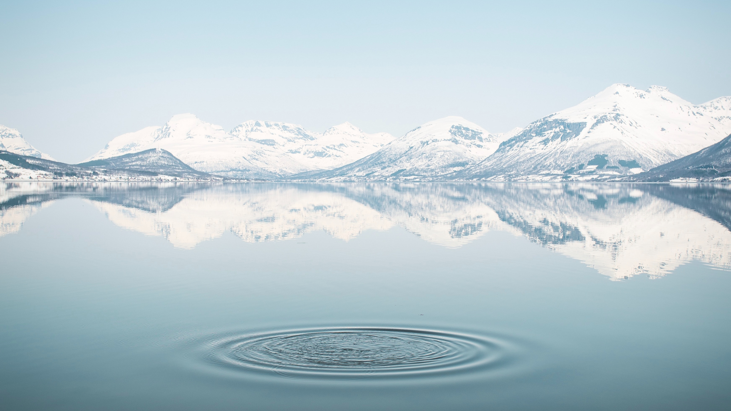 Обои горный рельеф, гора, горный хребет, нагорье, озеро в разрешении 2560x1440