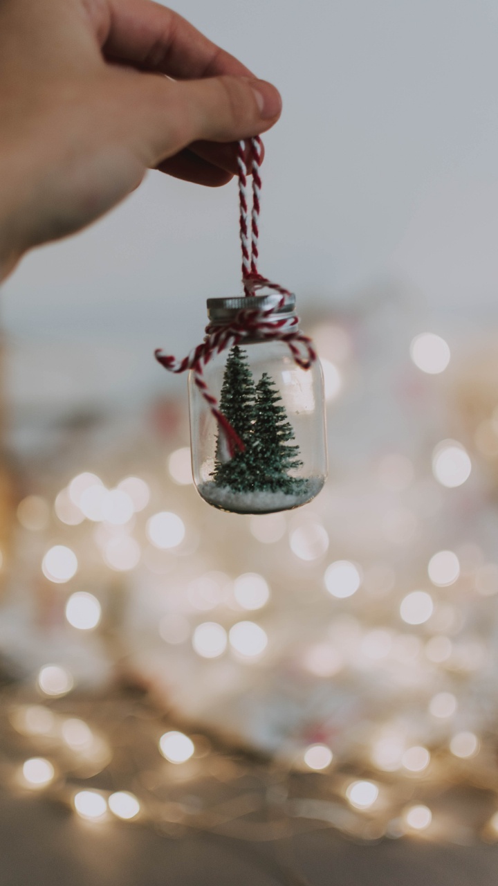 Обои дерево, рождественский орнамент, зеленый, освещение, Рождественские украшения в разрешении 720x1280