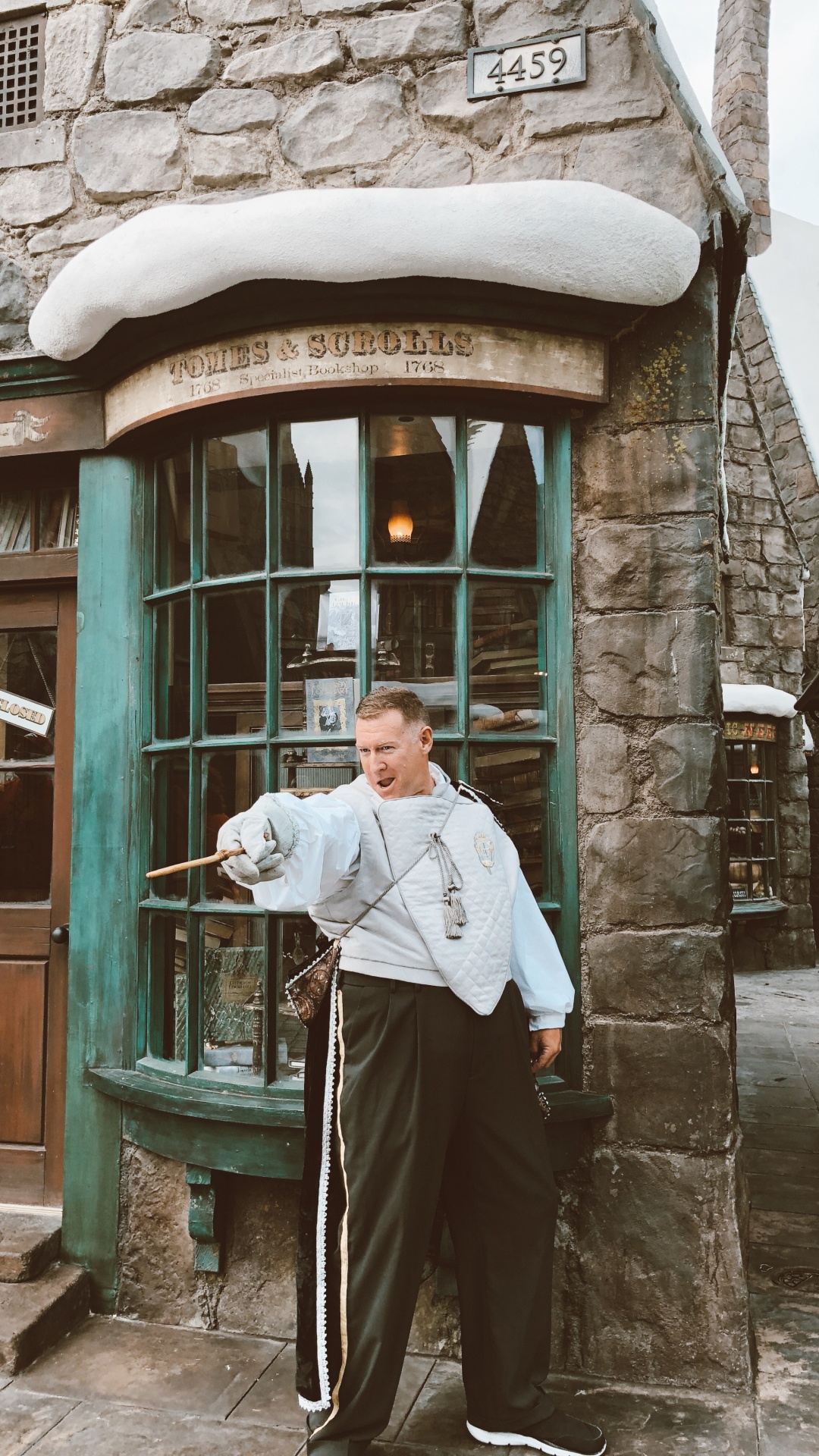 Обои окно, стояние, дверь, брюки костюм, крыша в разрешении 1080x1920