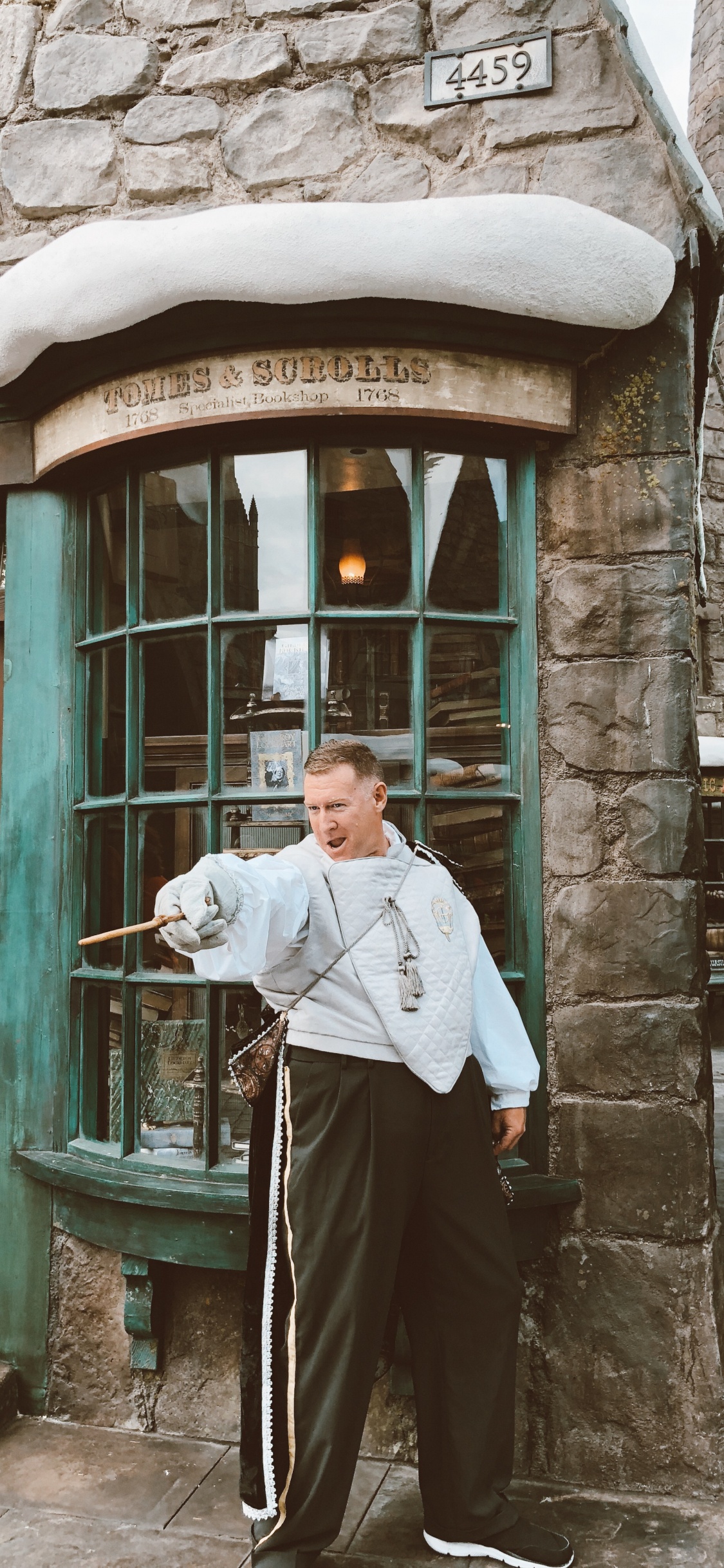 Обои окно, стояние, дверь, брюки костюм, крыша в разрешении 1125x2436