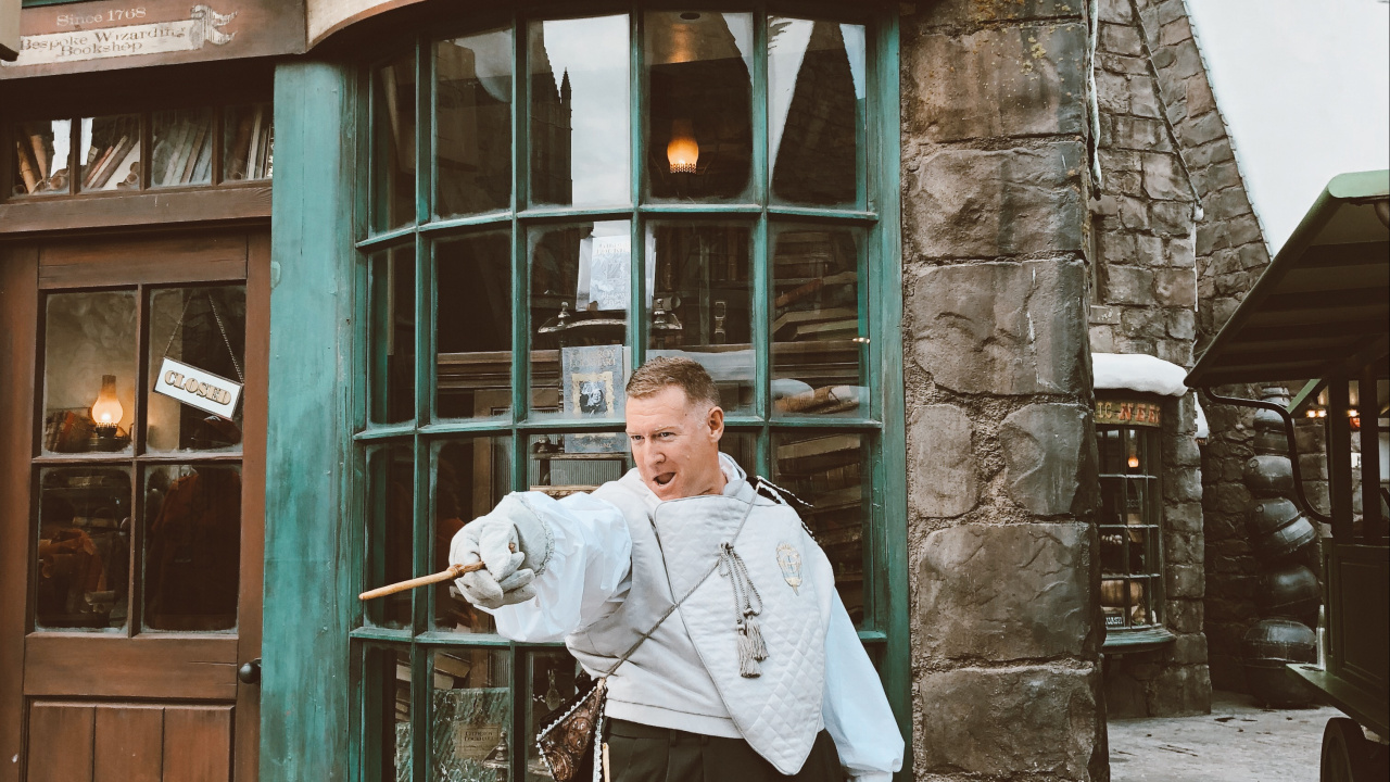 Обои окно, стояние, дверь, брюки костюм, крыша в разрешении 1280x720