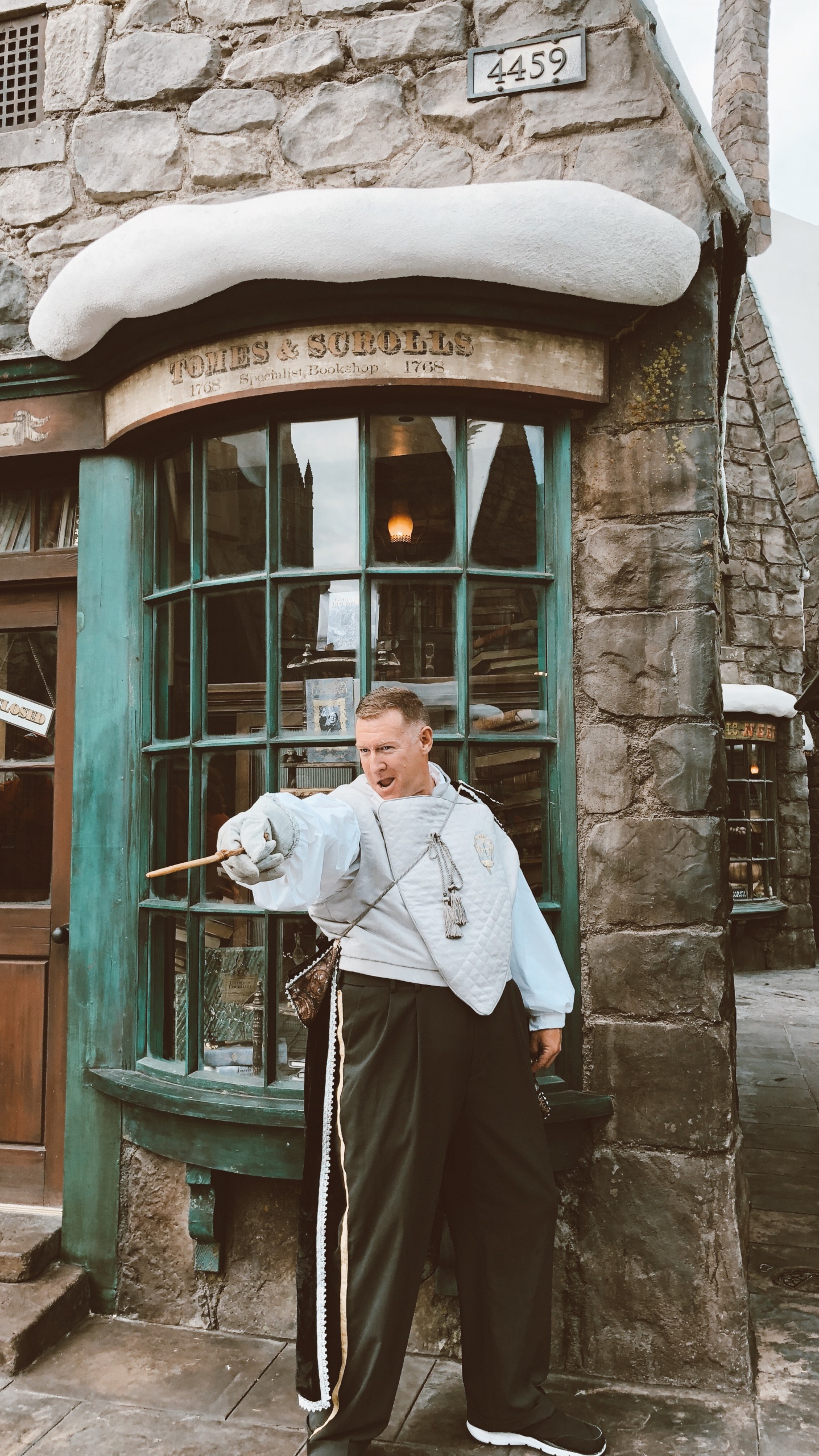 Обои окно, стояние, дверь, брюки костюм, крыша в разрешении 1440x2560