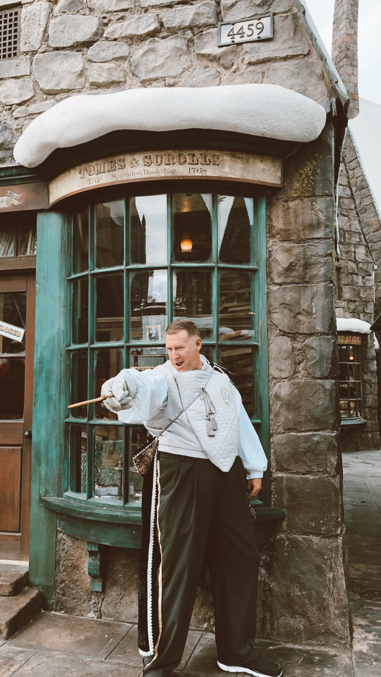 Обои окно, стояние, дверь, брюки костюм, крыша в разрешении 750x1334