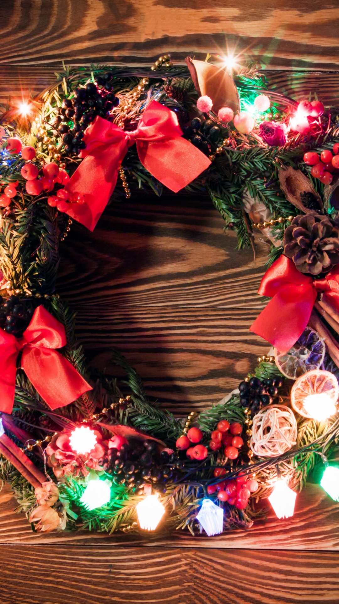 Обои Рождественский день, гирлянда, венок, Новый год, праздник в разрешении 1080x1920