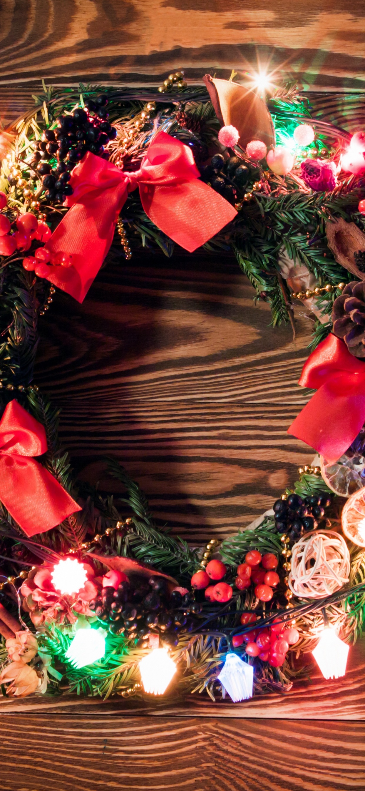 Обои Рождественский день, гирлянда, венок, Новый год, праздник в разрешении 1242x2688