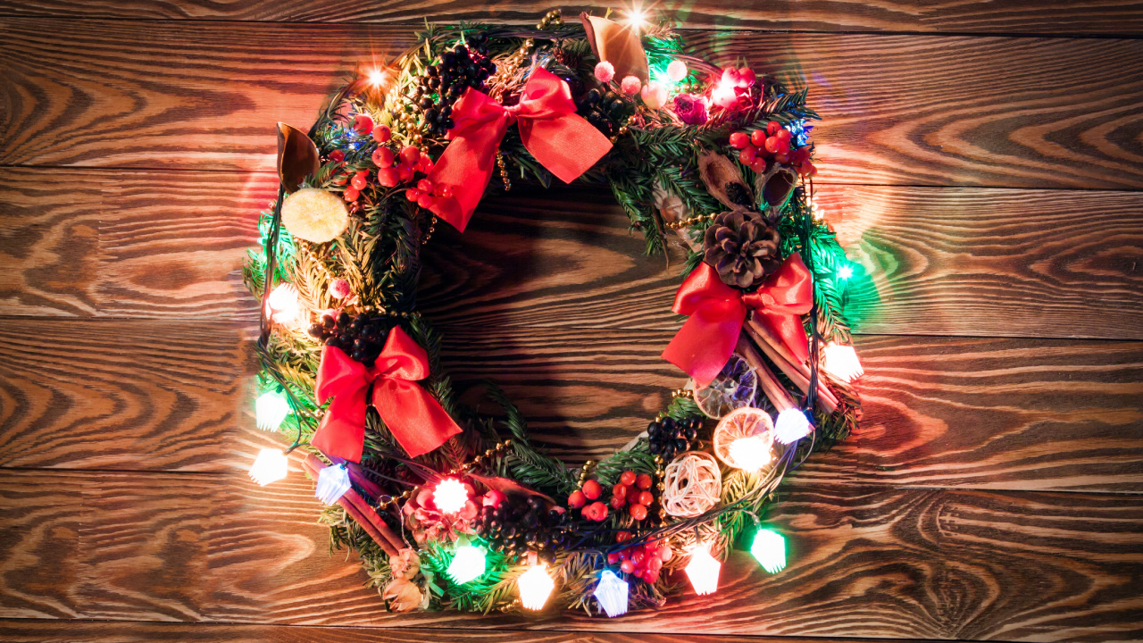 Обои Рождественский день, гирлянда, венок, Новый год, праздник в разрешении 1280x720