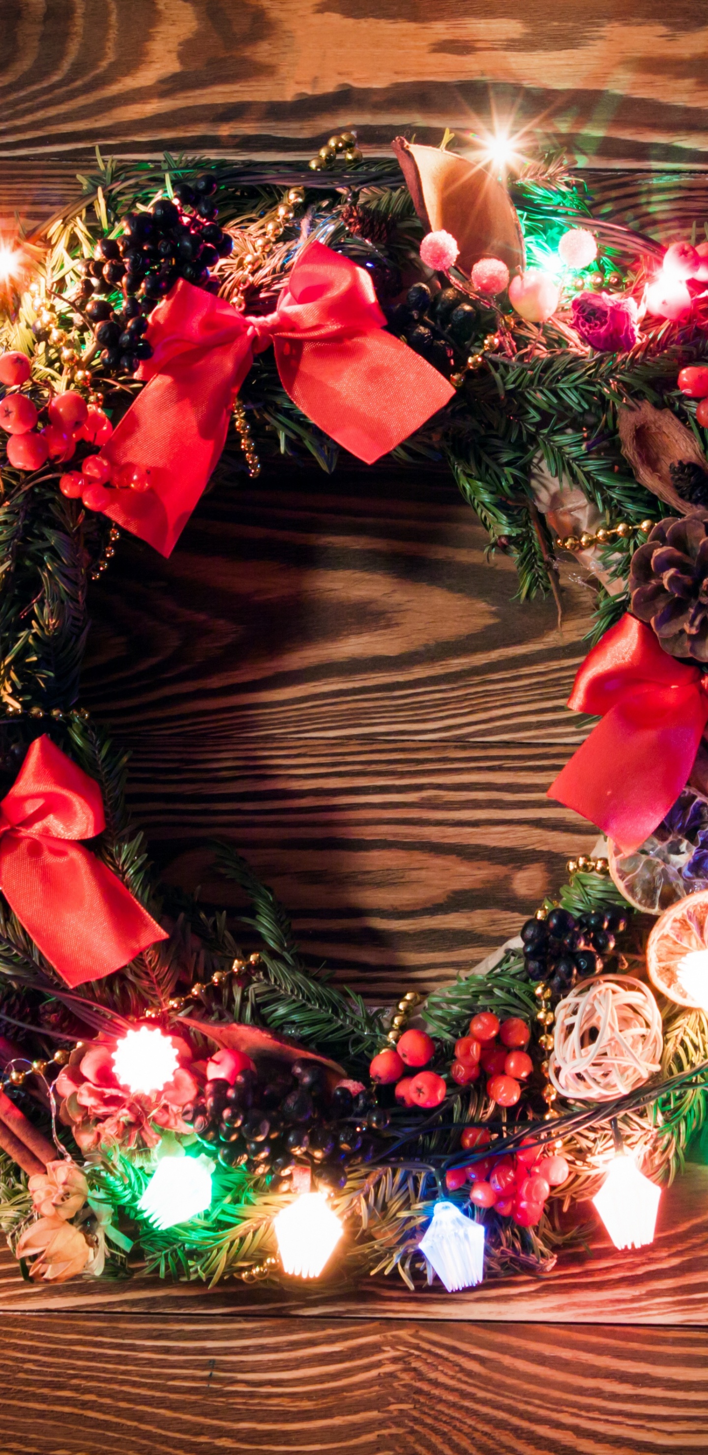 Обои Рождественский день, гирлянда, венок, Новый год, праздник в разрешении 1440x2960