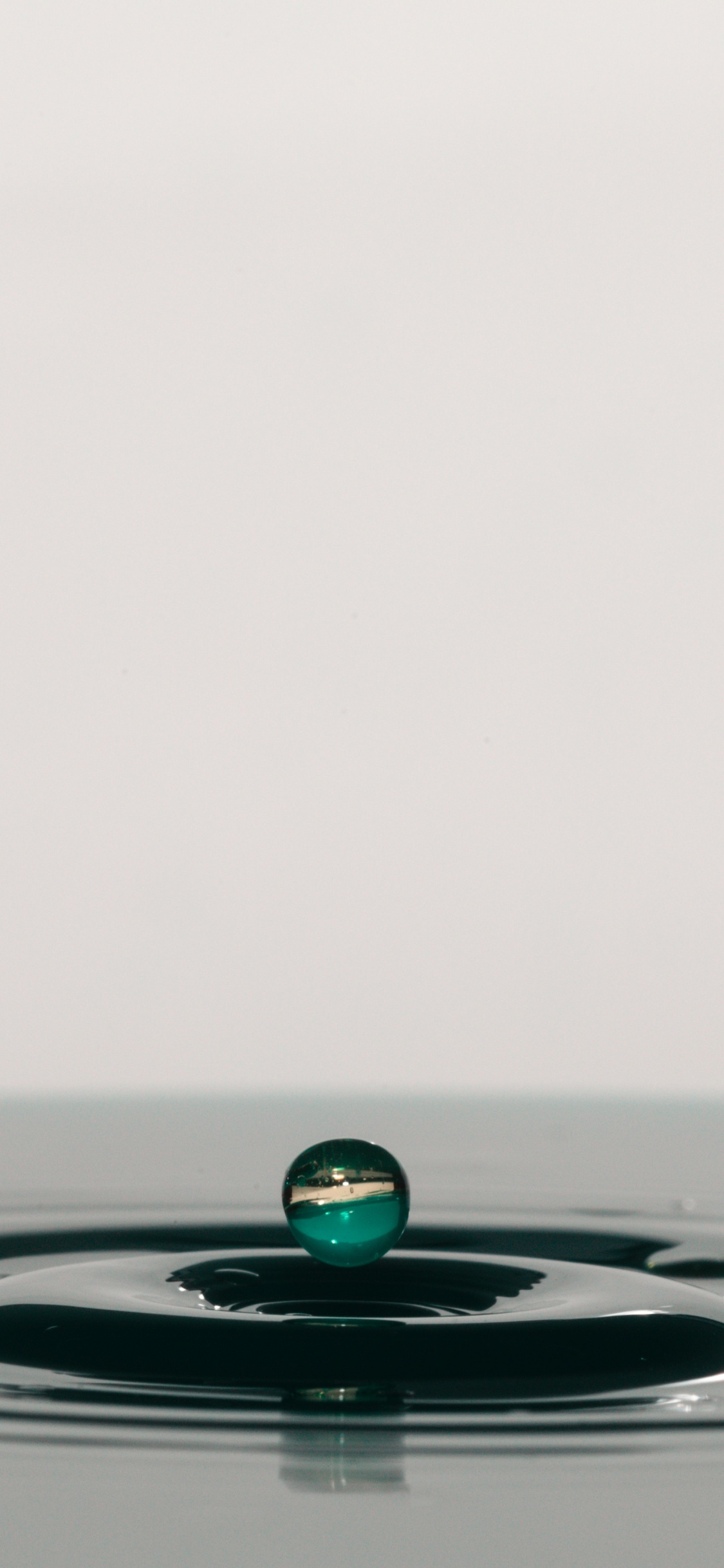 Обои вода, жидкий, падение, зеленый, гидроресурсы в разрешении 1125x2436